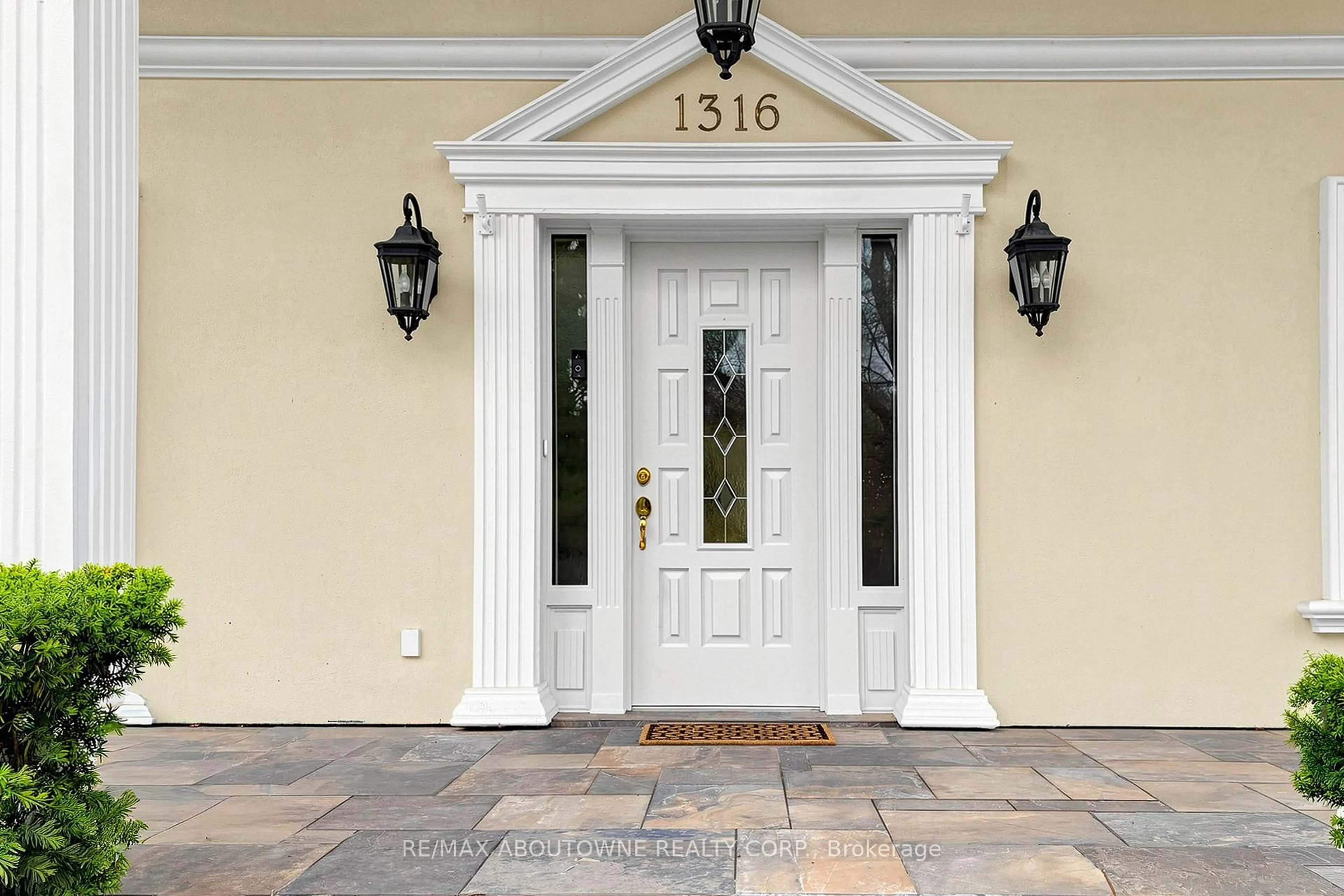 Indoor entryway for 1316 Cambridge Dr, Oakville Ontario L6J 1S3