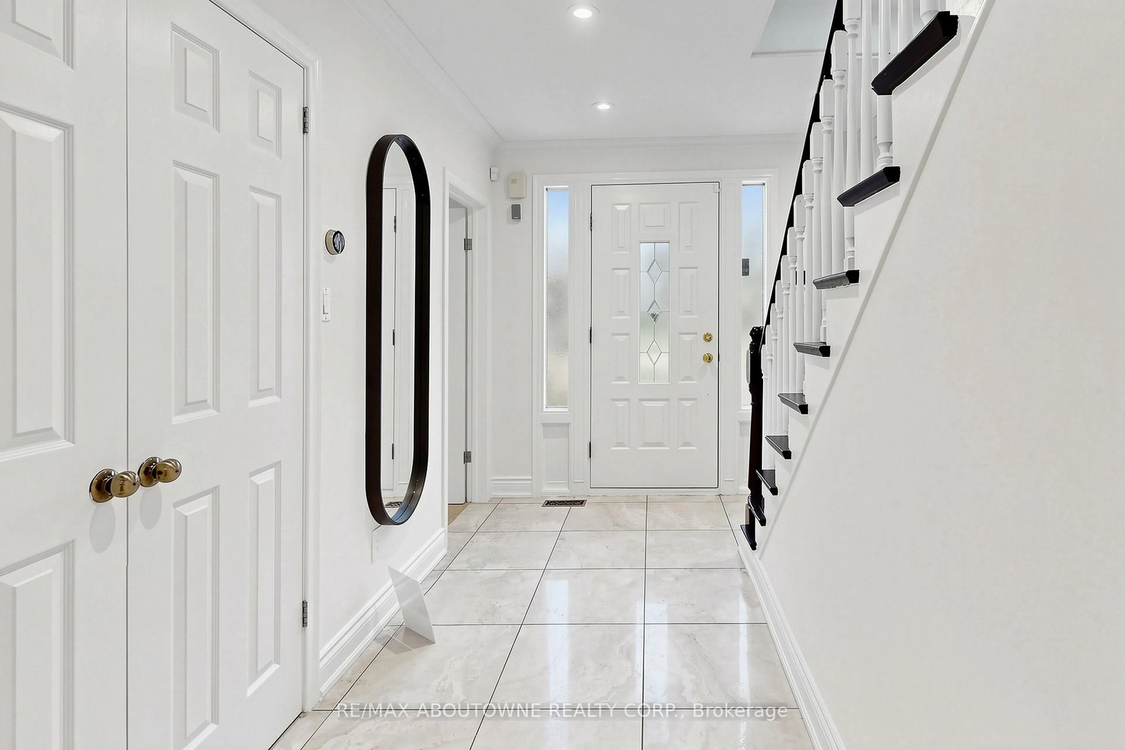 Indoor foyer for 1316 Cambridge Dr, Oakville Ontario L6J 1S3