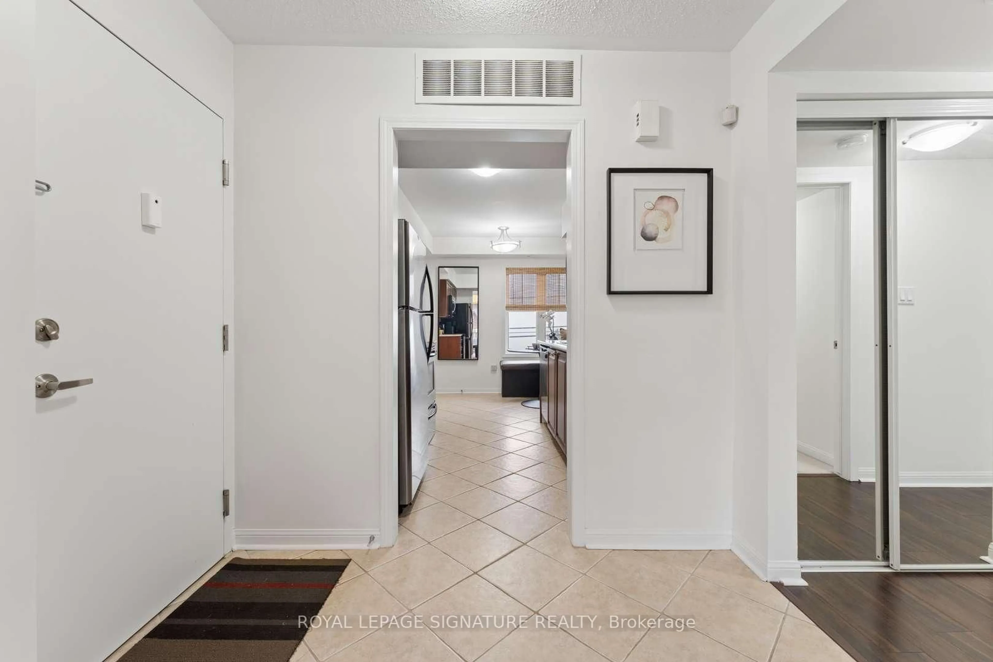 Indoor entryway for 633 Dundas St #5, Mississauga Ontario L5B 0B5