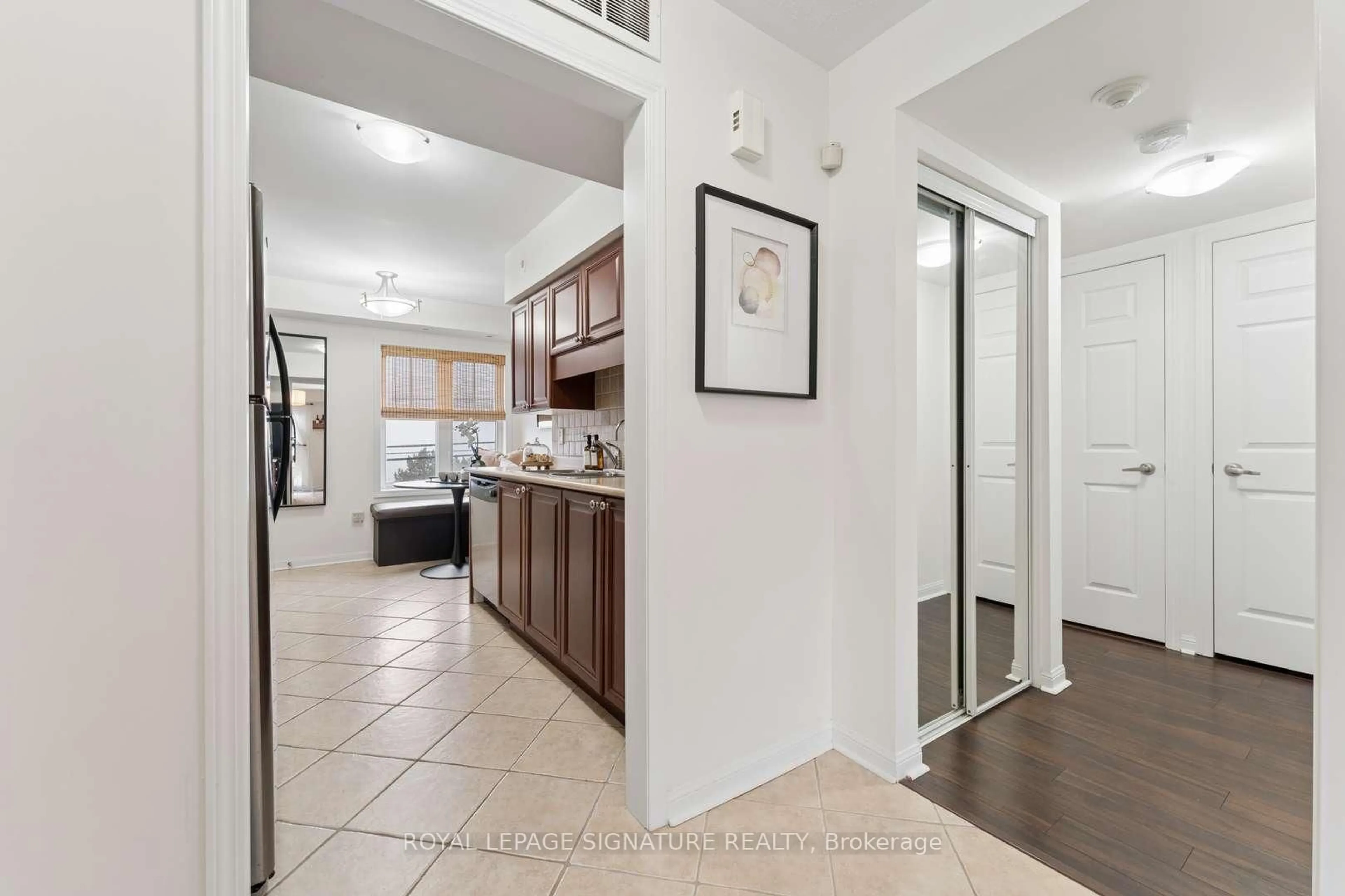 Indoor entryway for 633 Dundas St #5, Mississauga Ontario L5B 0B5