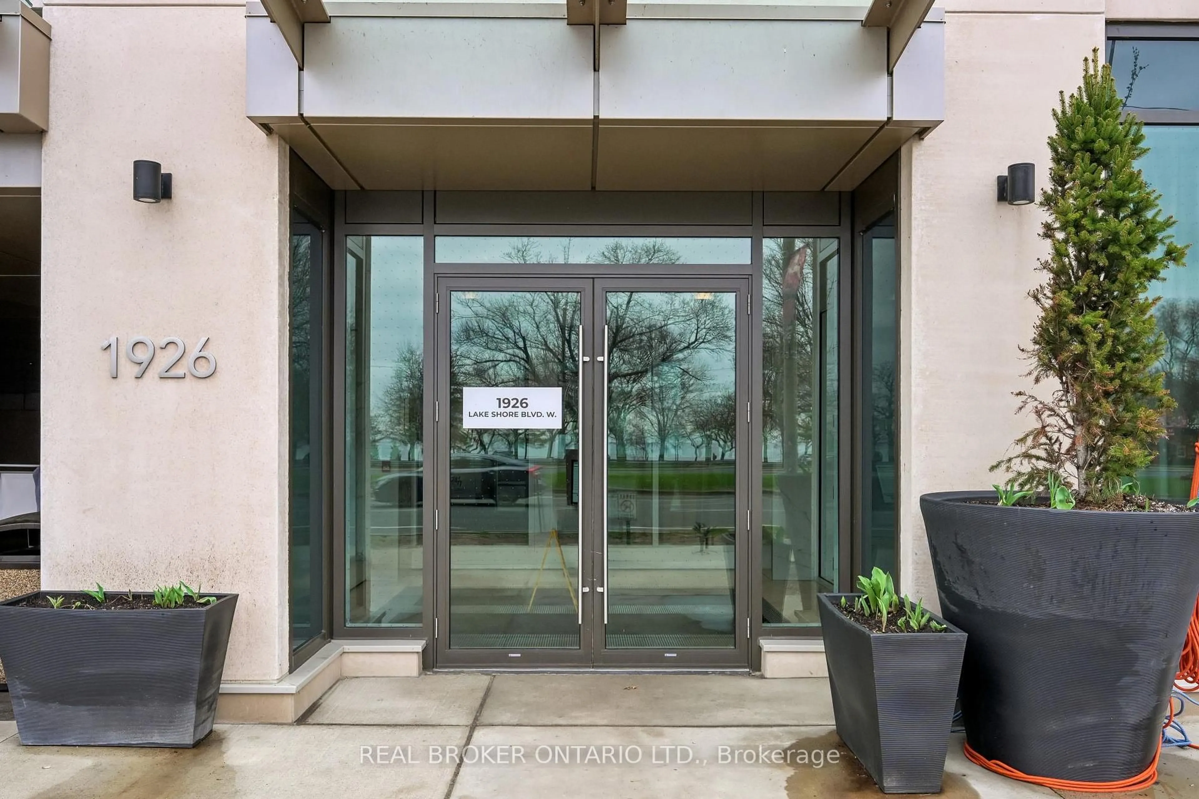 Indoor foyer for 1926 Lakeshore Blvd #3807, Toronto Ontario M6S 1A1