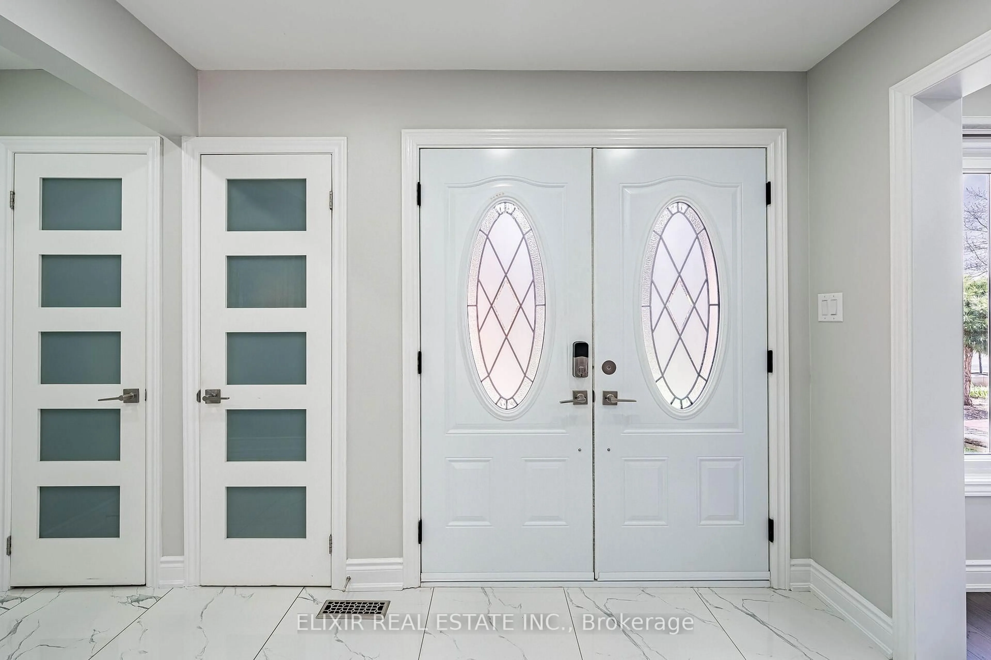 Indoor entryway for 82 Kimbark Dr, Brampton Ontario L6X 3C6