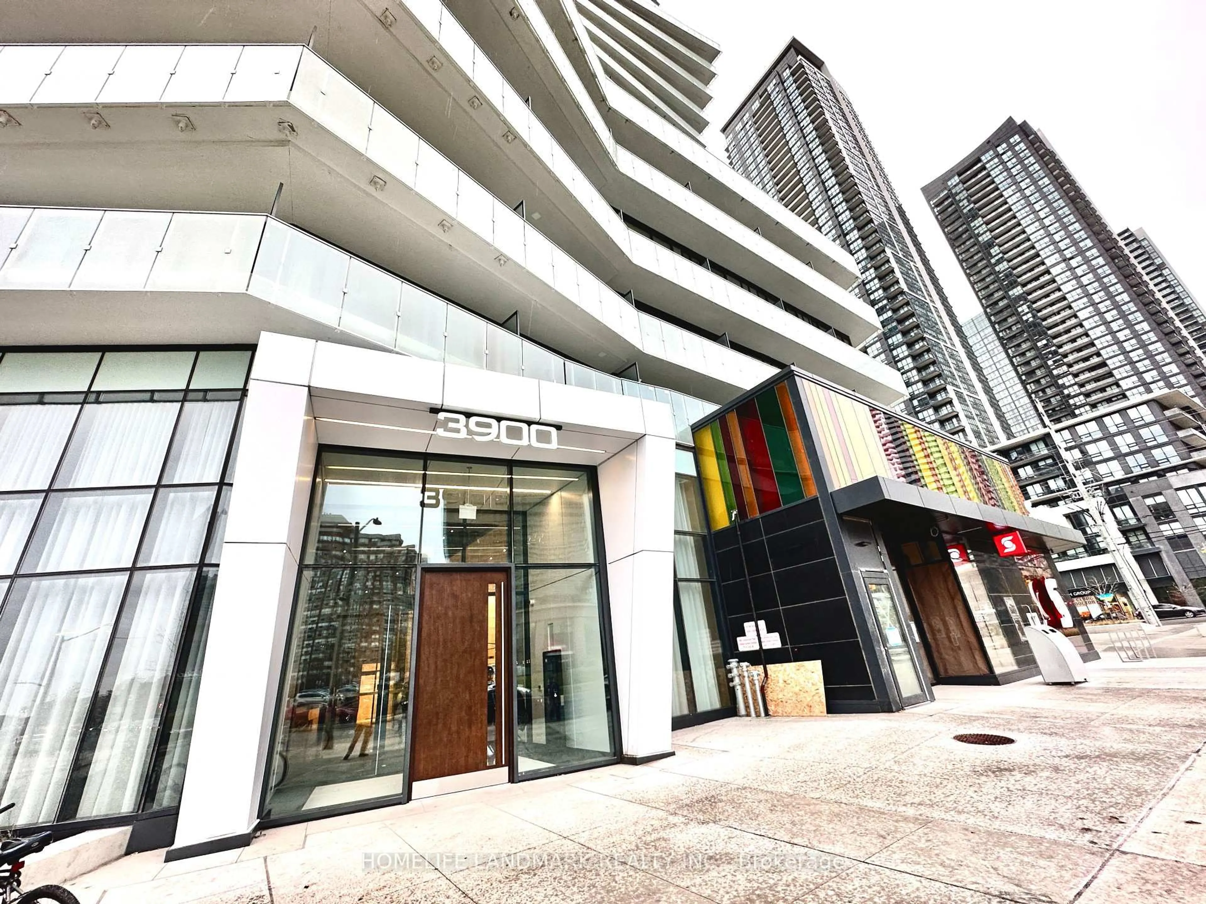 Indoor foyer for 3900 Confederation Pkwy #1203, Mississauga Ontario L5B 0M3