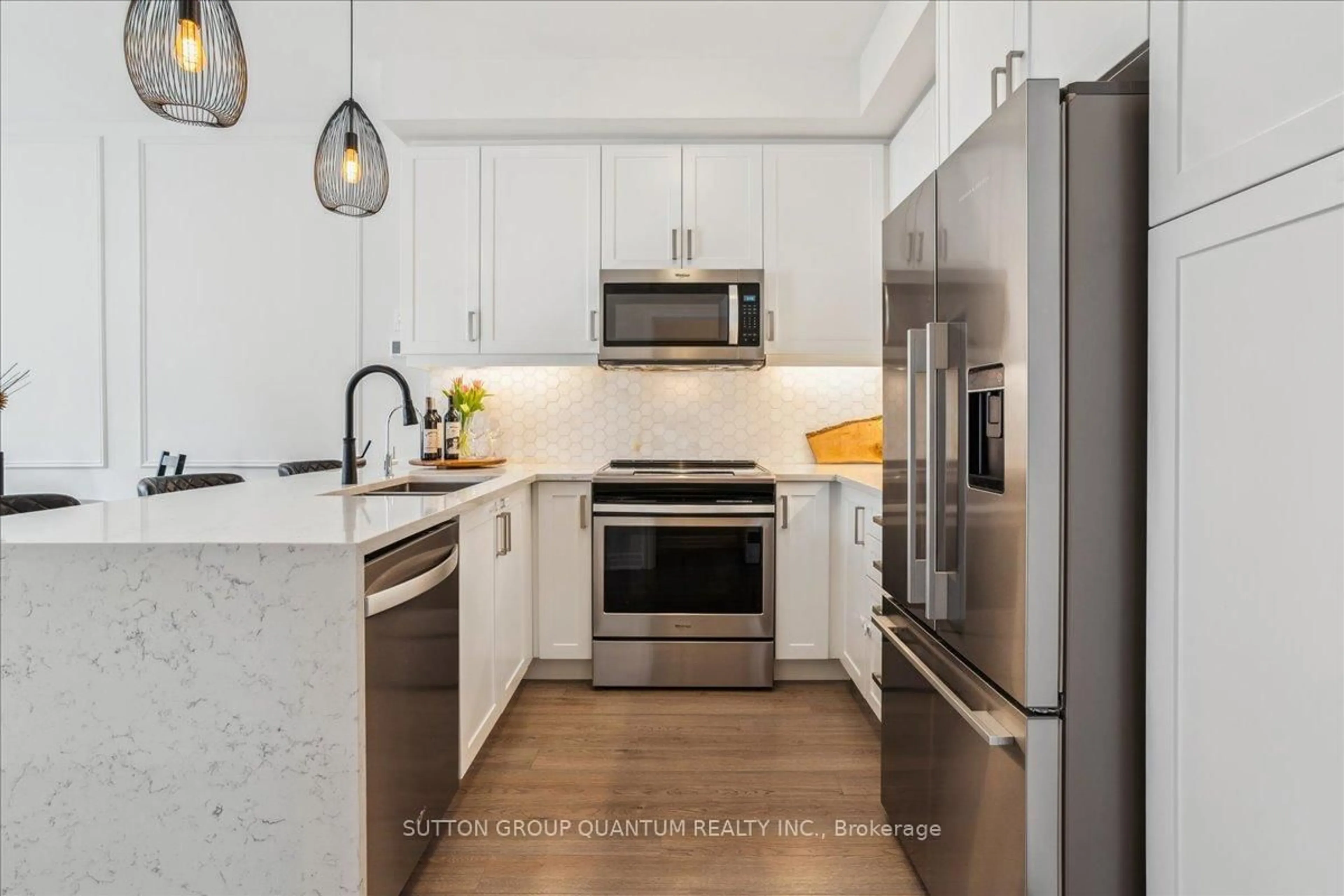 Open concept kitchen, ceramic/tile floor for 652 Cricklewood Dr #220, Mississauga Ontario L5E 0B7