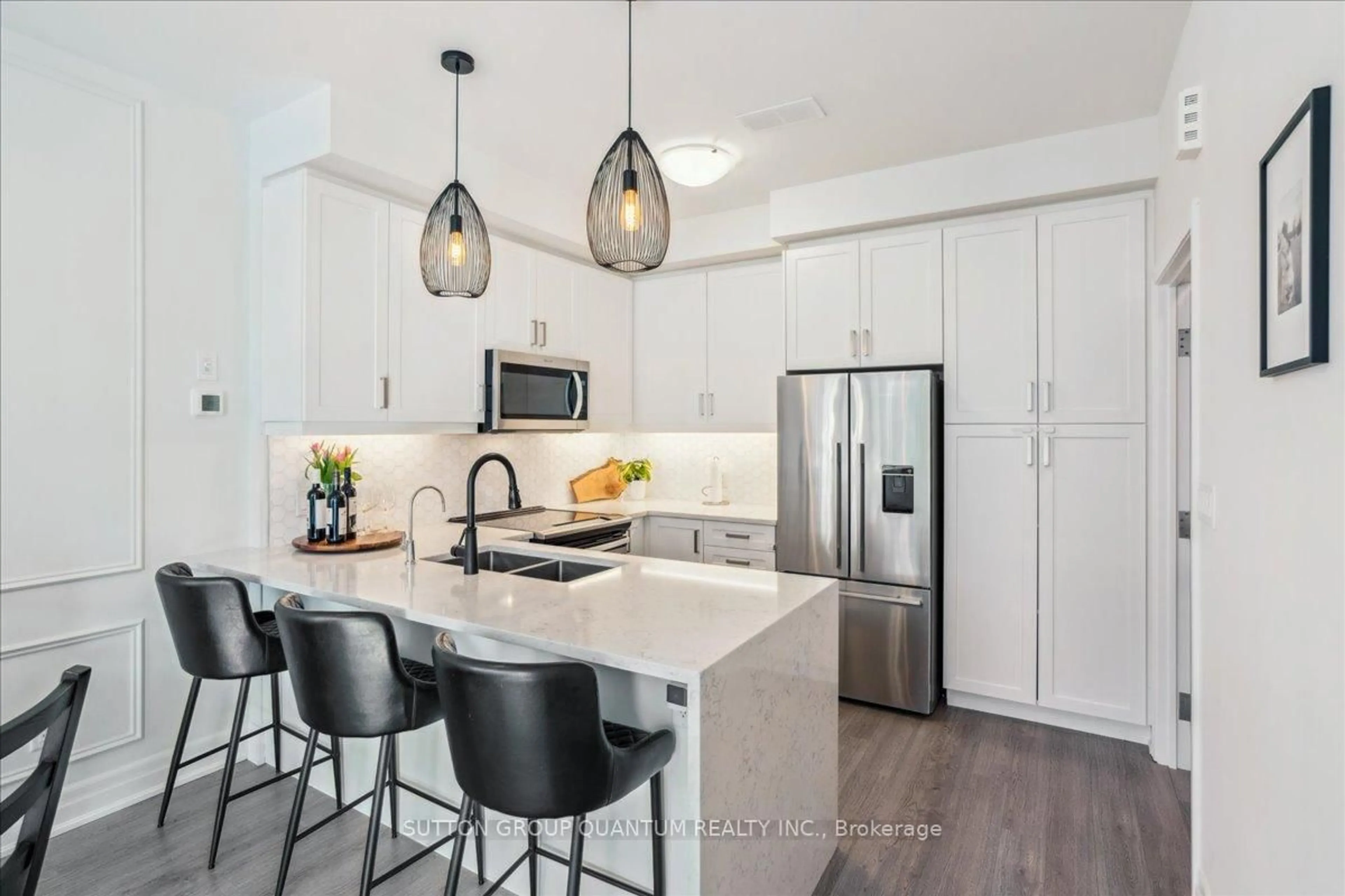 Open concept kitchen, ceramic/tile floor for 652 Cricklewood Dr #220, Mississauga Ontario L5E 0B7