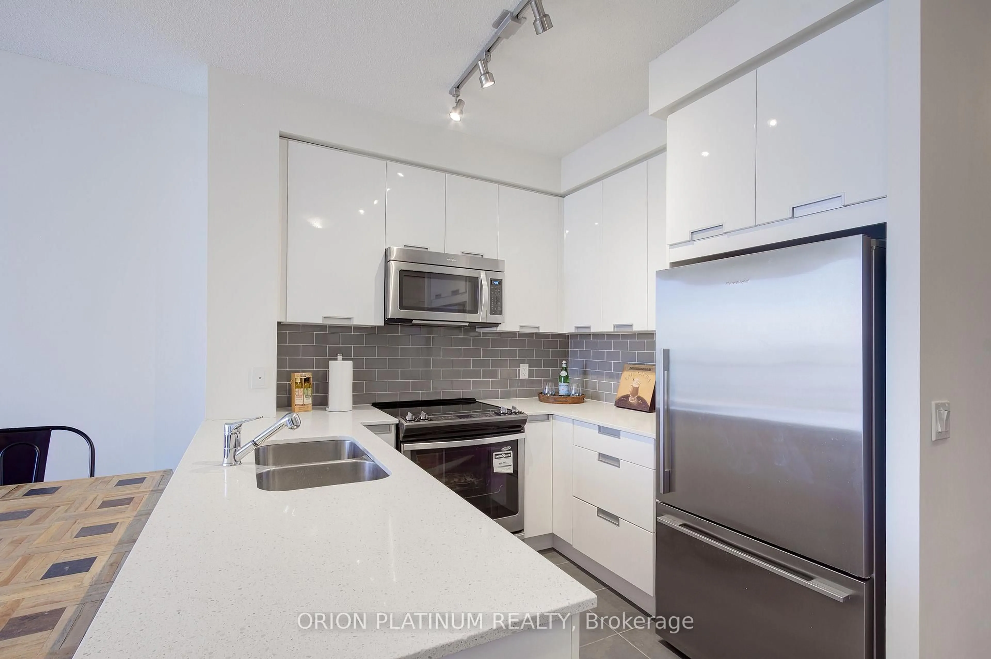 Standard kitchen, unknown for 55 Eglington Ave #2003, Mississauga Ontario L5R 0E4