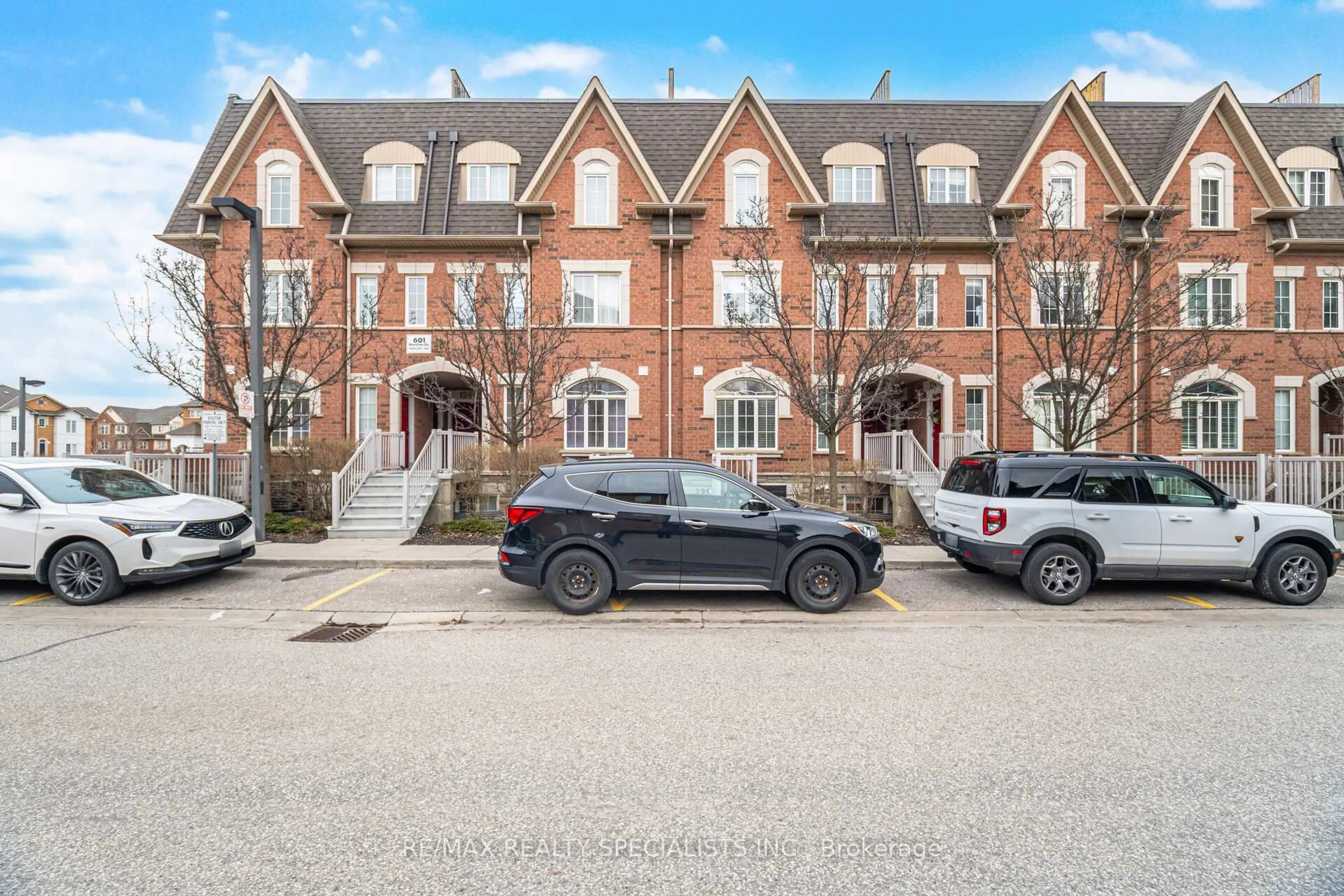 A pic from outside/outdoor area/front of a property/back of a property/a pic from drone, street for 601 Shoreline Dr #129, Mississauga Ontario L5B 4J9
