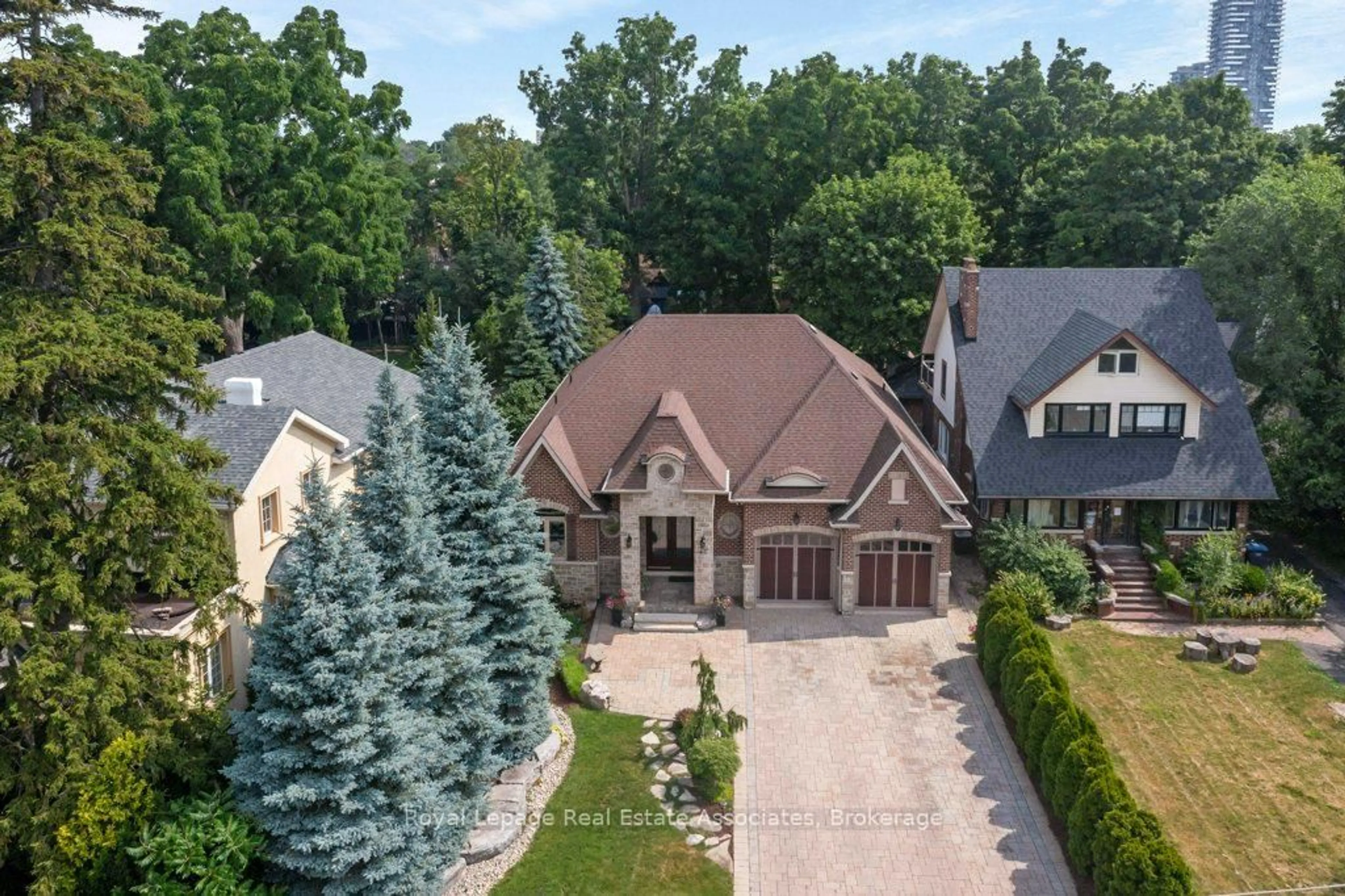 A pic from outside/outdoor area/front of a property/back of a property/a pic from drone, street for 46 Scott St, Brampton Ontario L6V 1S2