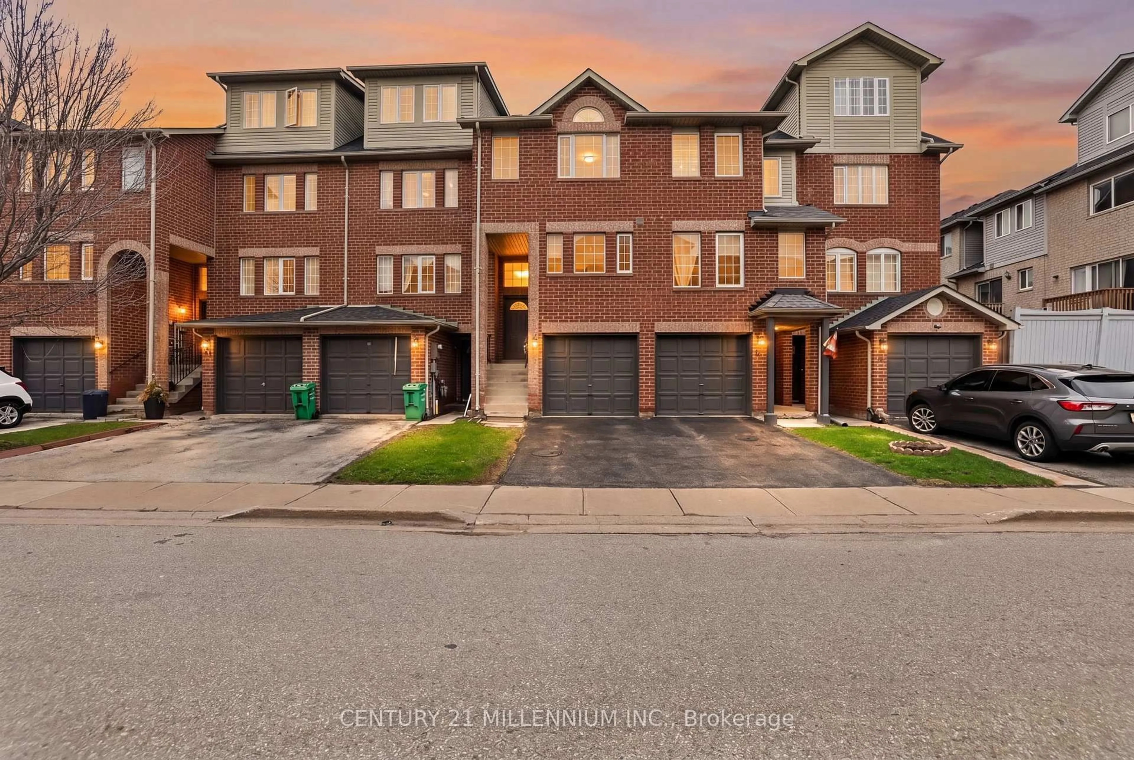 A pic from outside/outdoor area/front of a property/back of a property/a pic from drone, street for 97 Spadina Rd #97, Brampton Ontario L6X 4X6