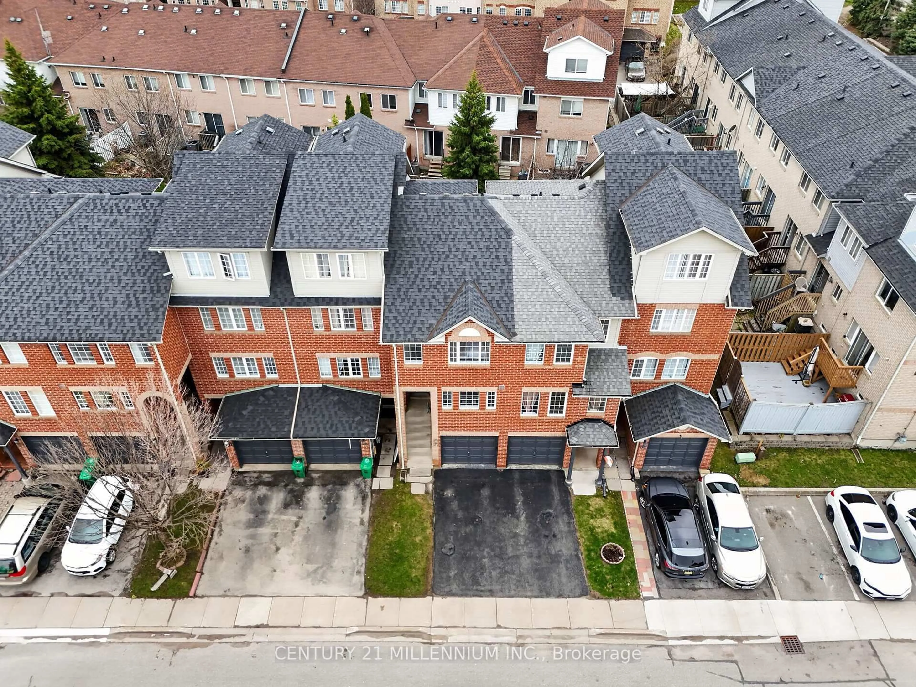 A pic from outside/outdoor area/front of a property/back of a property/a pic from drone, street for 97 Spadina Rd #97, Brampton Ontario L6X 4X6