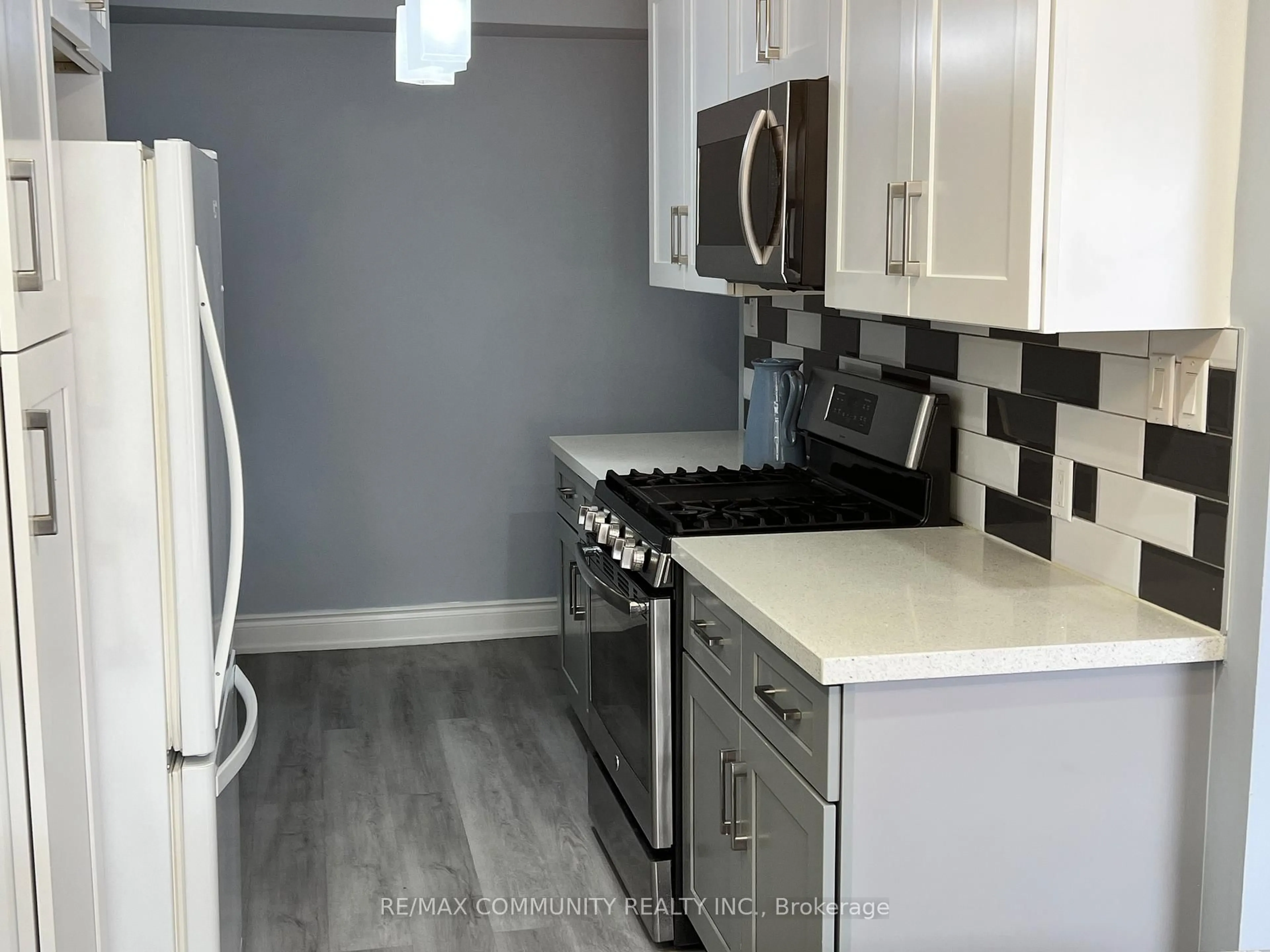Standard kitchen, unknown for 37 Vodden Crt, Brampton Ontario L6V 2V7