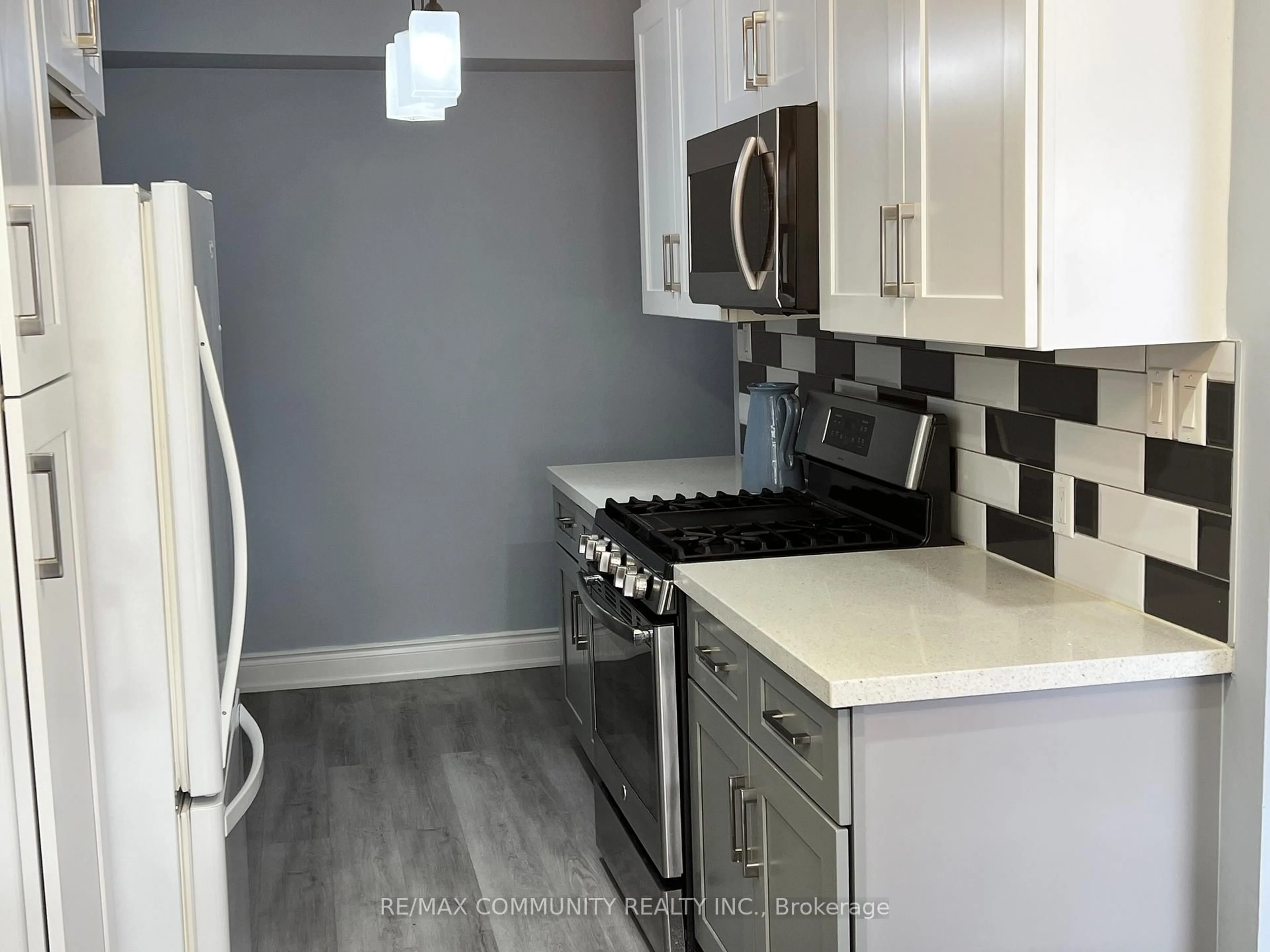 Standard kitchen, unknown for 37 Vodden Crt, Brampton Ontario L6V 2V7