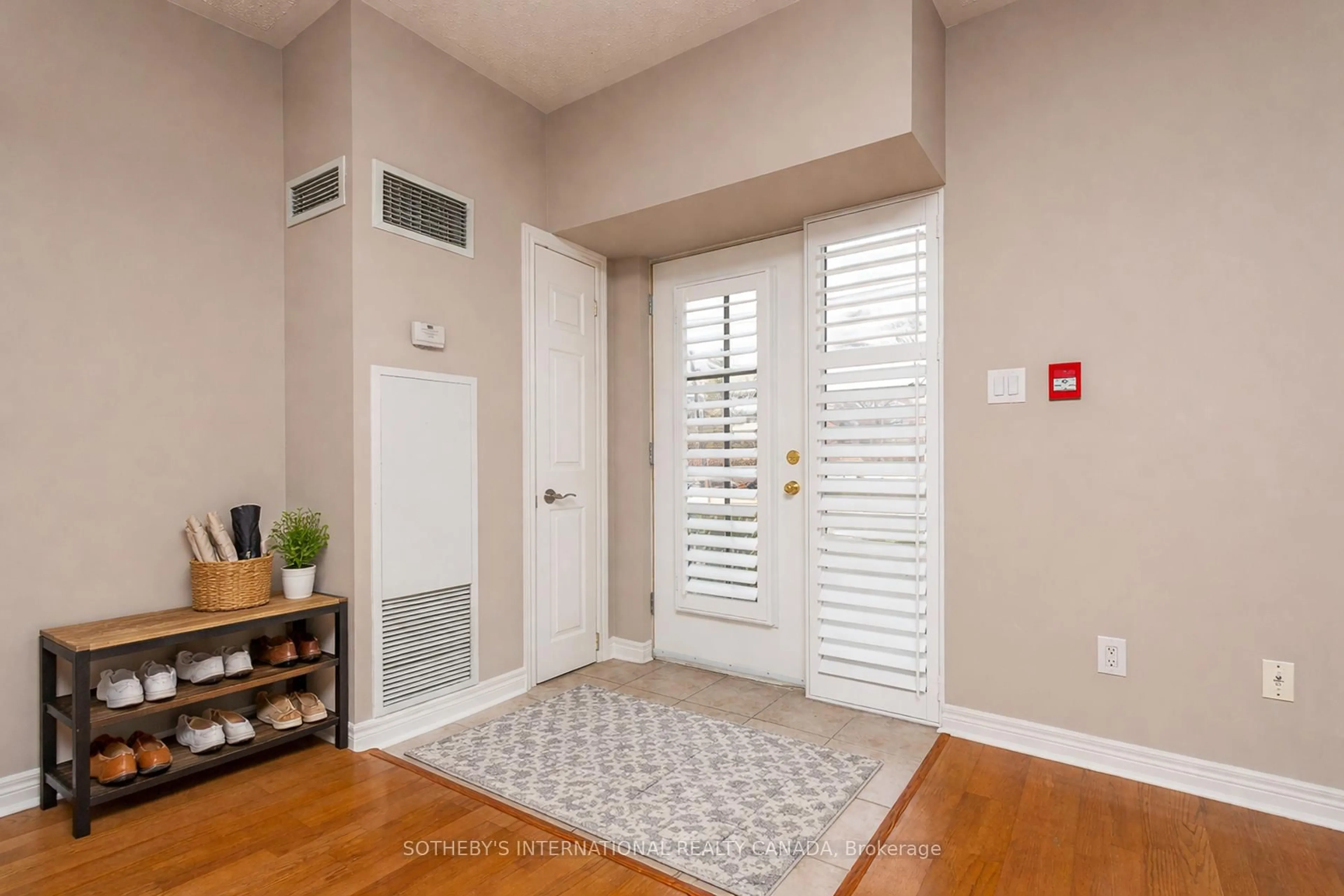 Indoor entryway for 3085 Bloor St #108, Toronto Ontario M8X 1C9