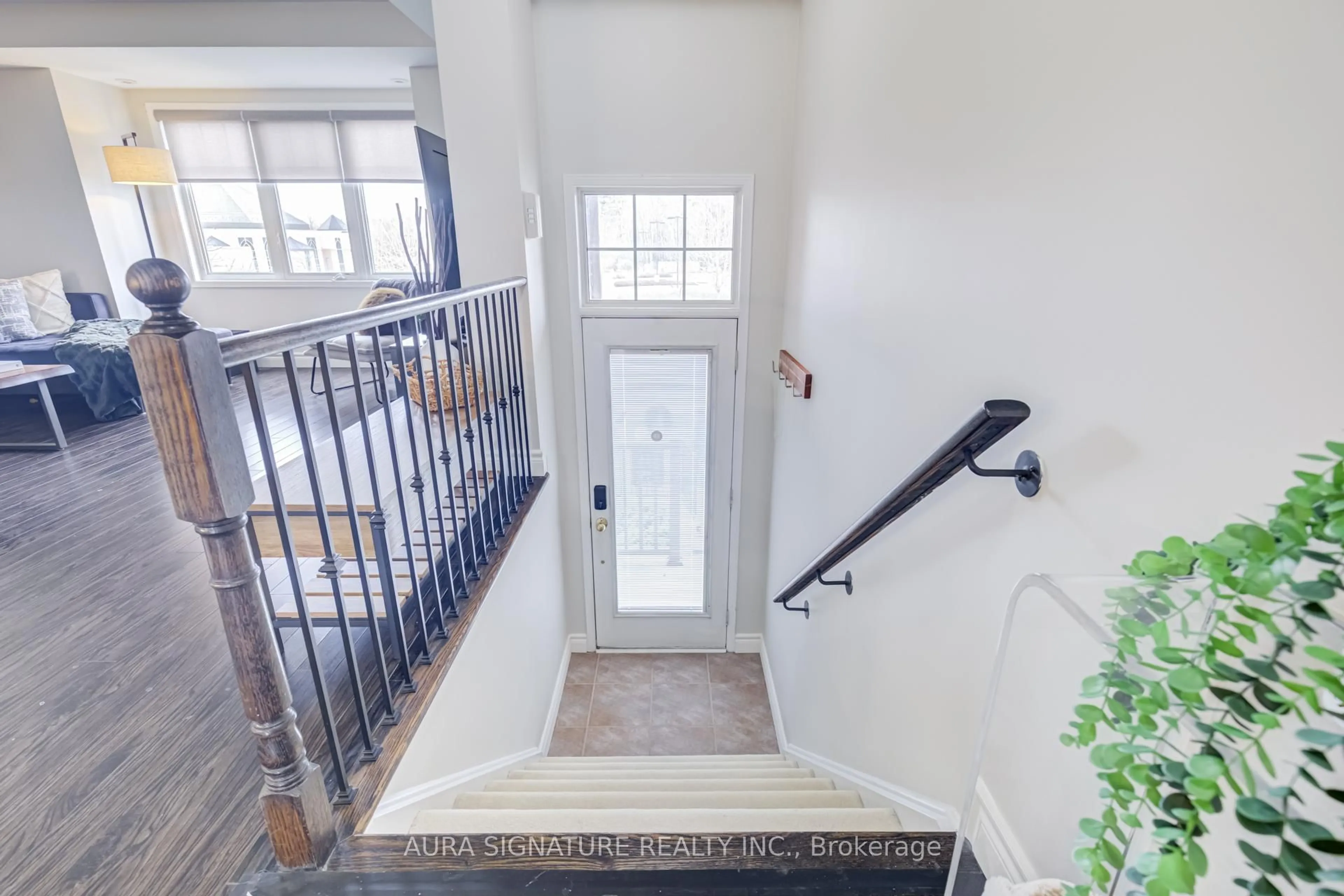 Indoor entryway for 3335 Thomas St #6, Mississauga Ontario L5M 0P7