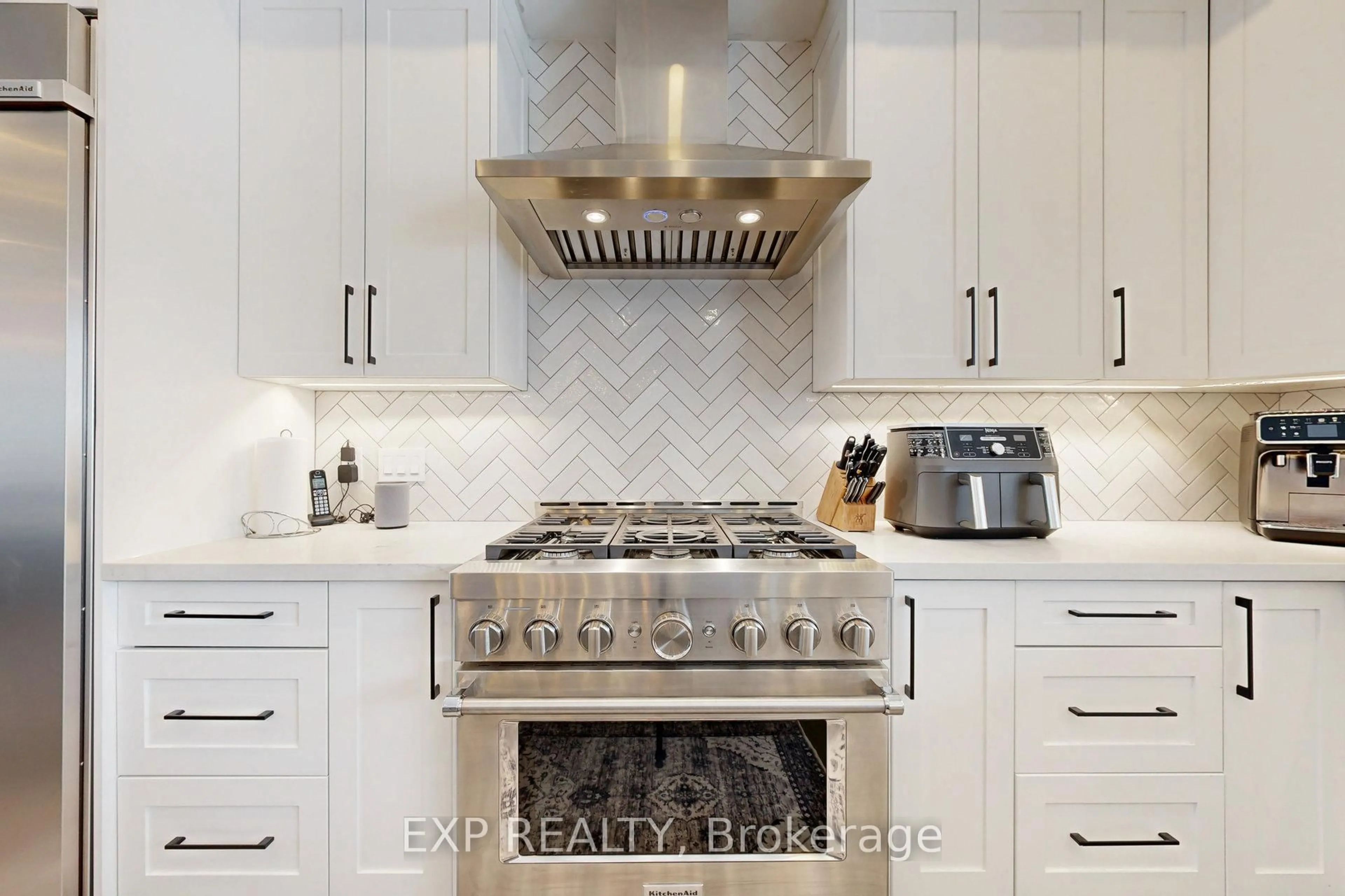 Contemporary kitchen, ceramic/tile floor for 169 Euston Rd, Burlington Ontario L7L 4V7