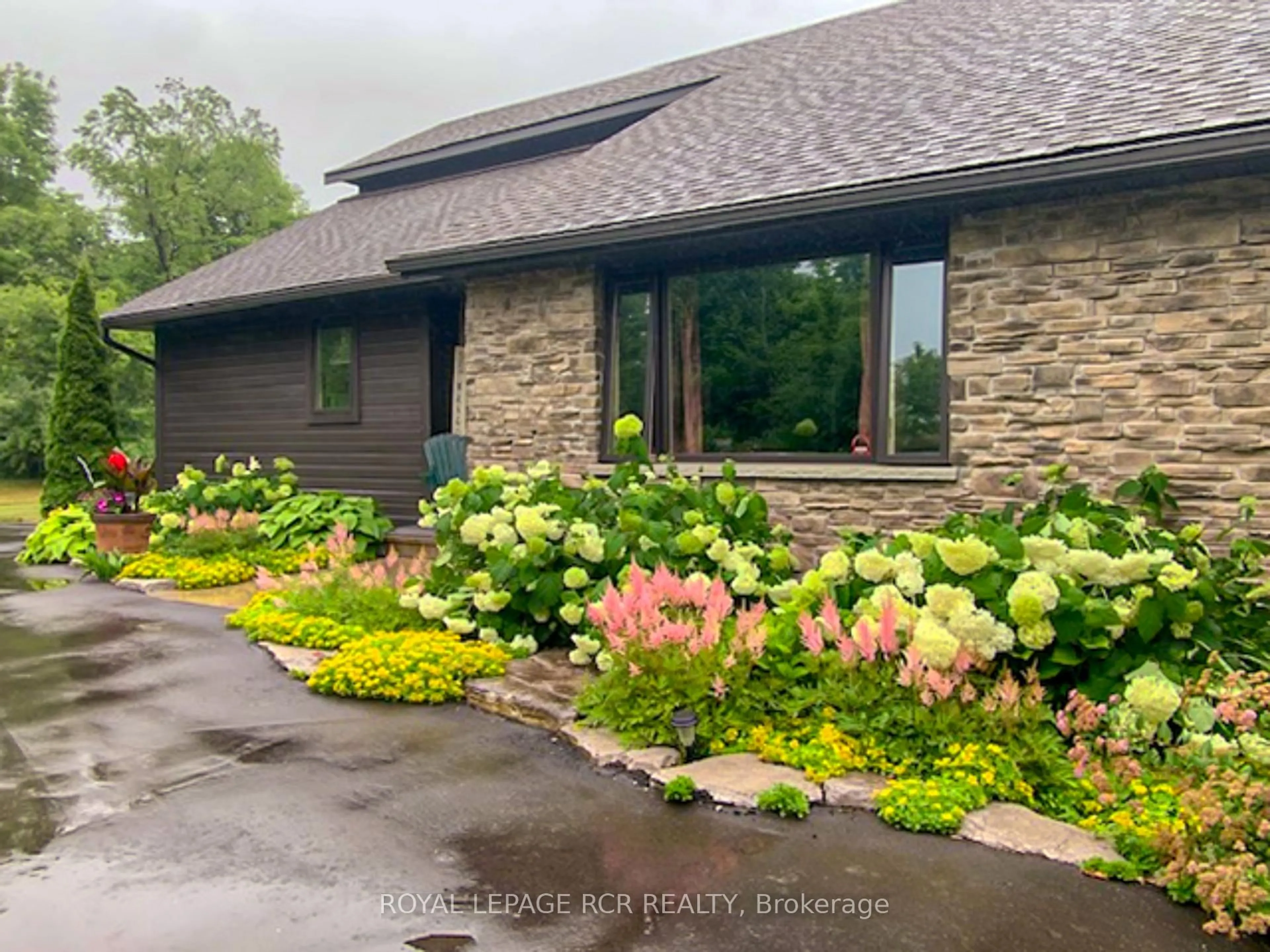 Indoor entryway for 15995 Humber Station Rd, Caledon Ontario L7E 3A3