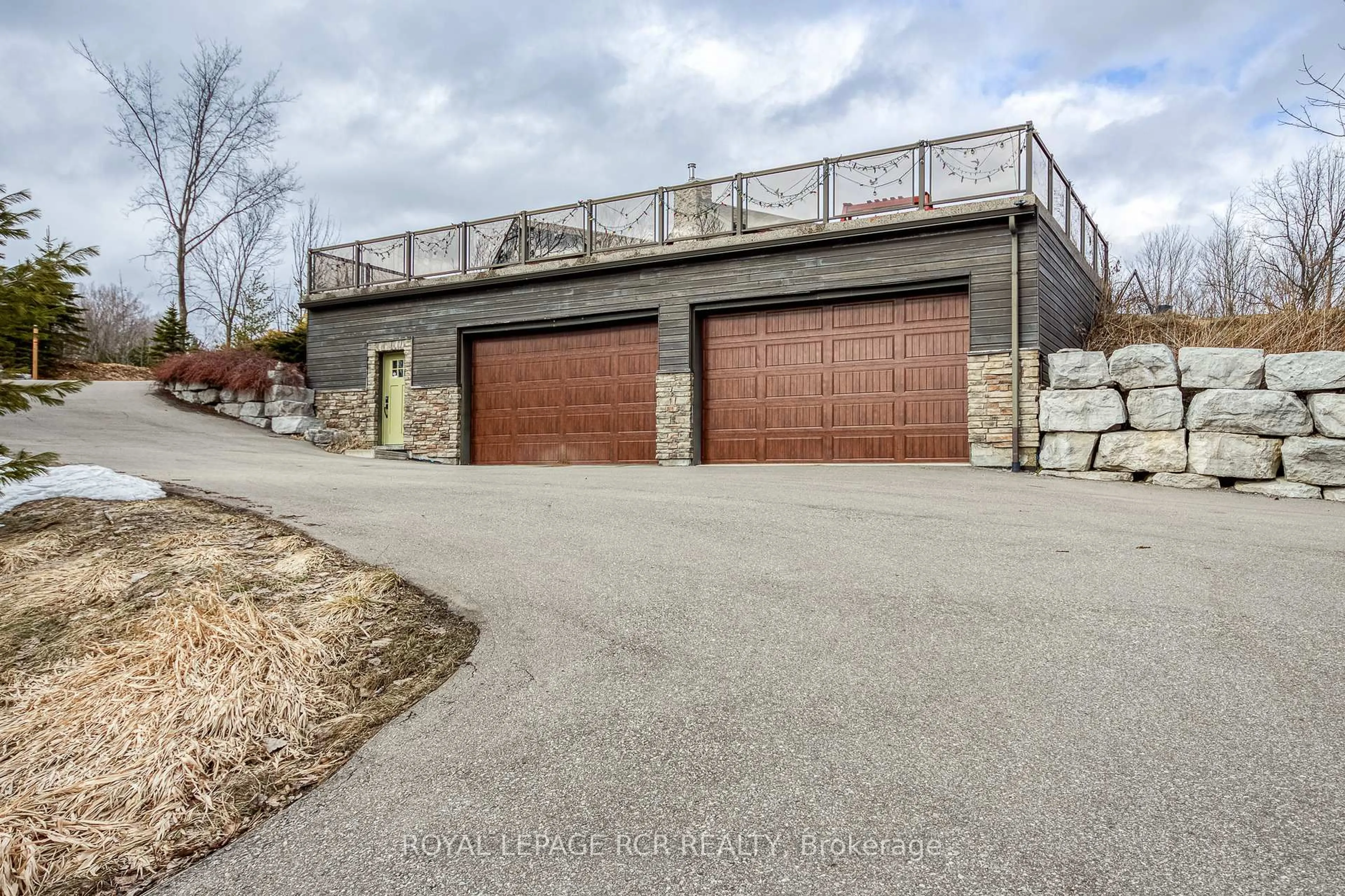 Indoor garage for 15995 Humber Station Rd, Caledon Ontario L7E 3A3