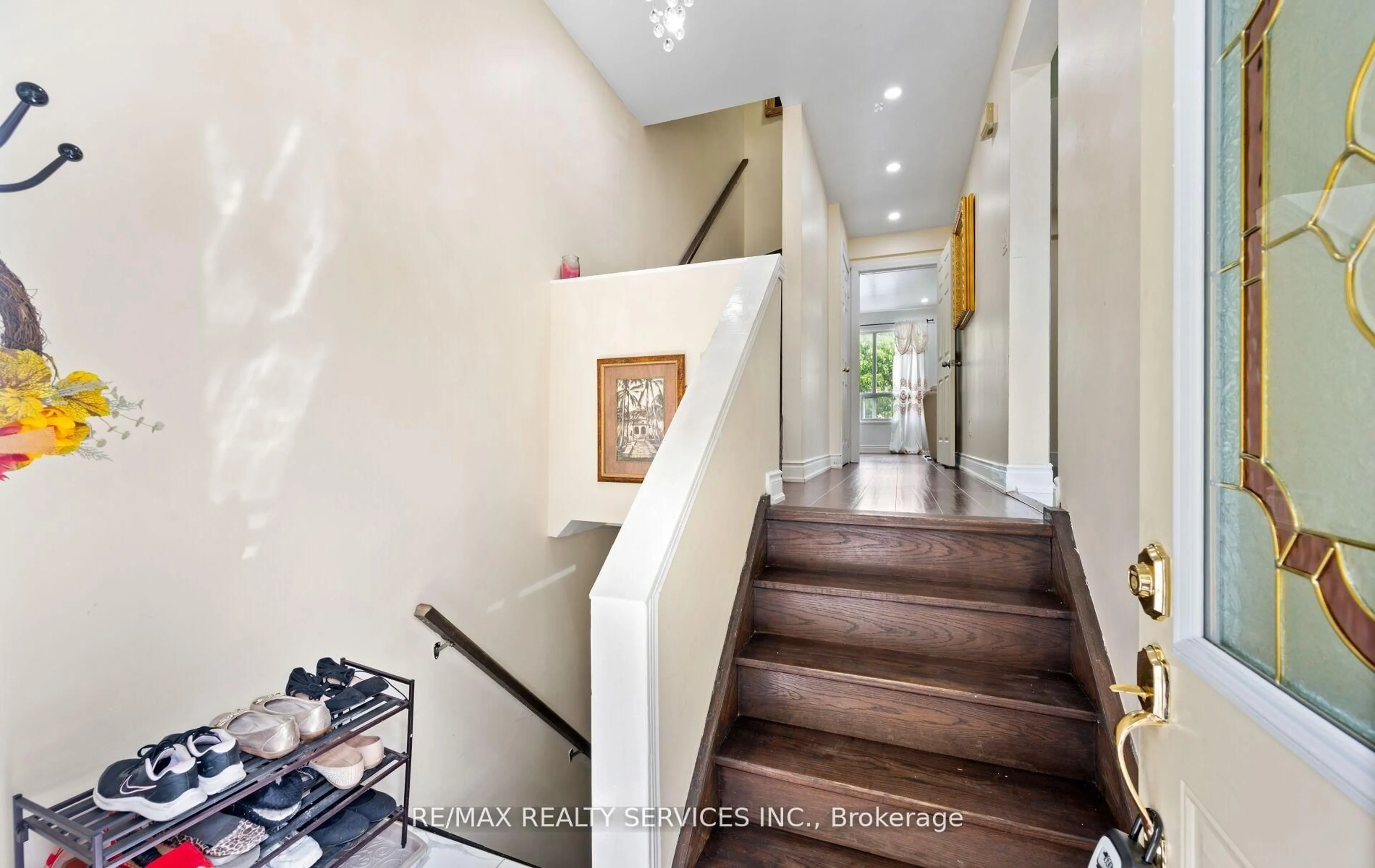 Indoor foyer for 124 Baronwood Crt #124, Brampton Ontario L6V 3H7