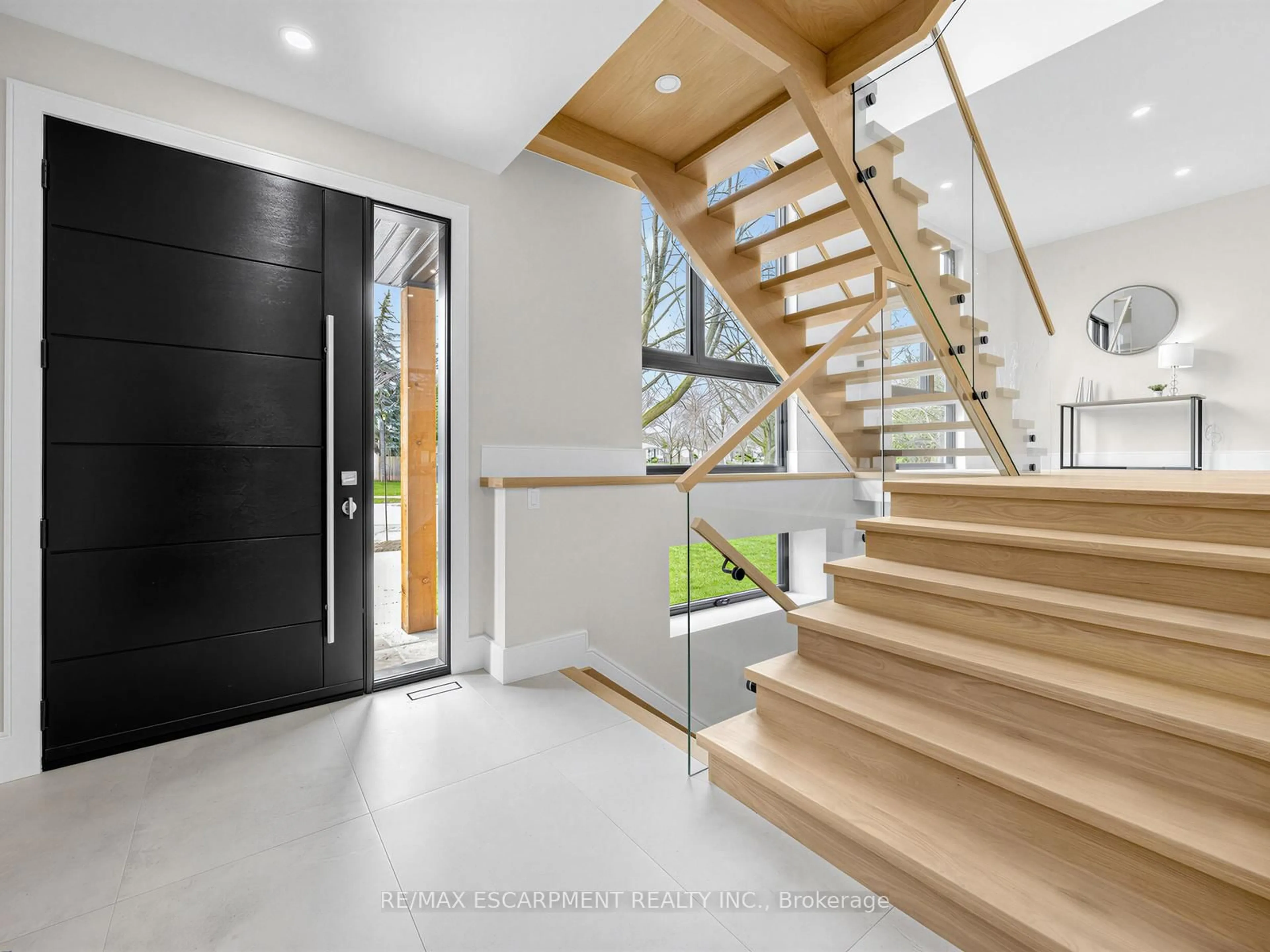 Indoor entryway for 2488 Bridge Rd, Oakville Ontario L6L 2H2