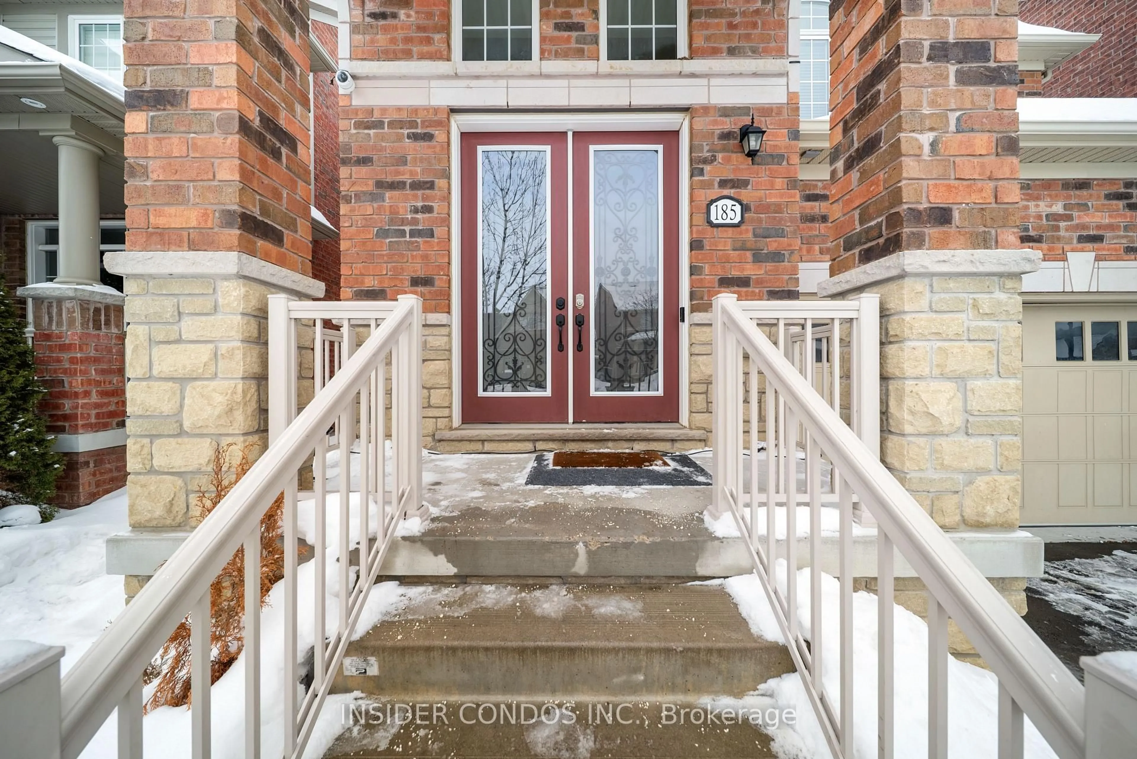 Indoor entryway for 185 Bonnieglen Farm Blvd, Caledon Ontario L6P 1K7