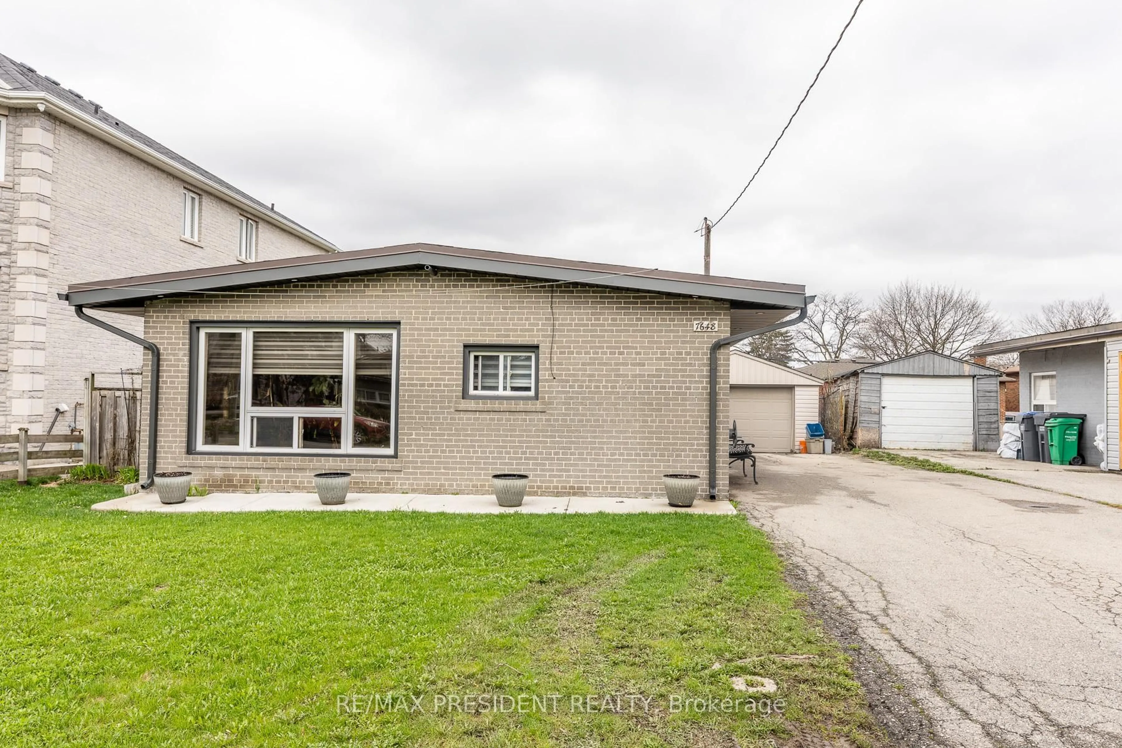 A pic from outside/outdoor area/front of a property/back of a property/a pic from drone, street for 7648 Redstone Rd, Mississauga Ontario L4T 2B9