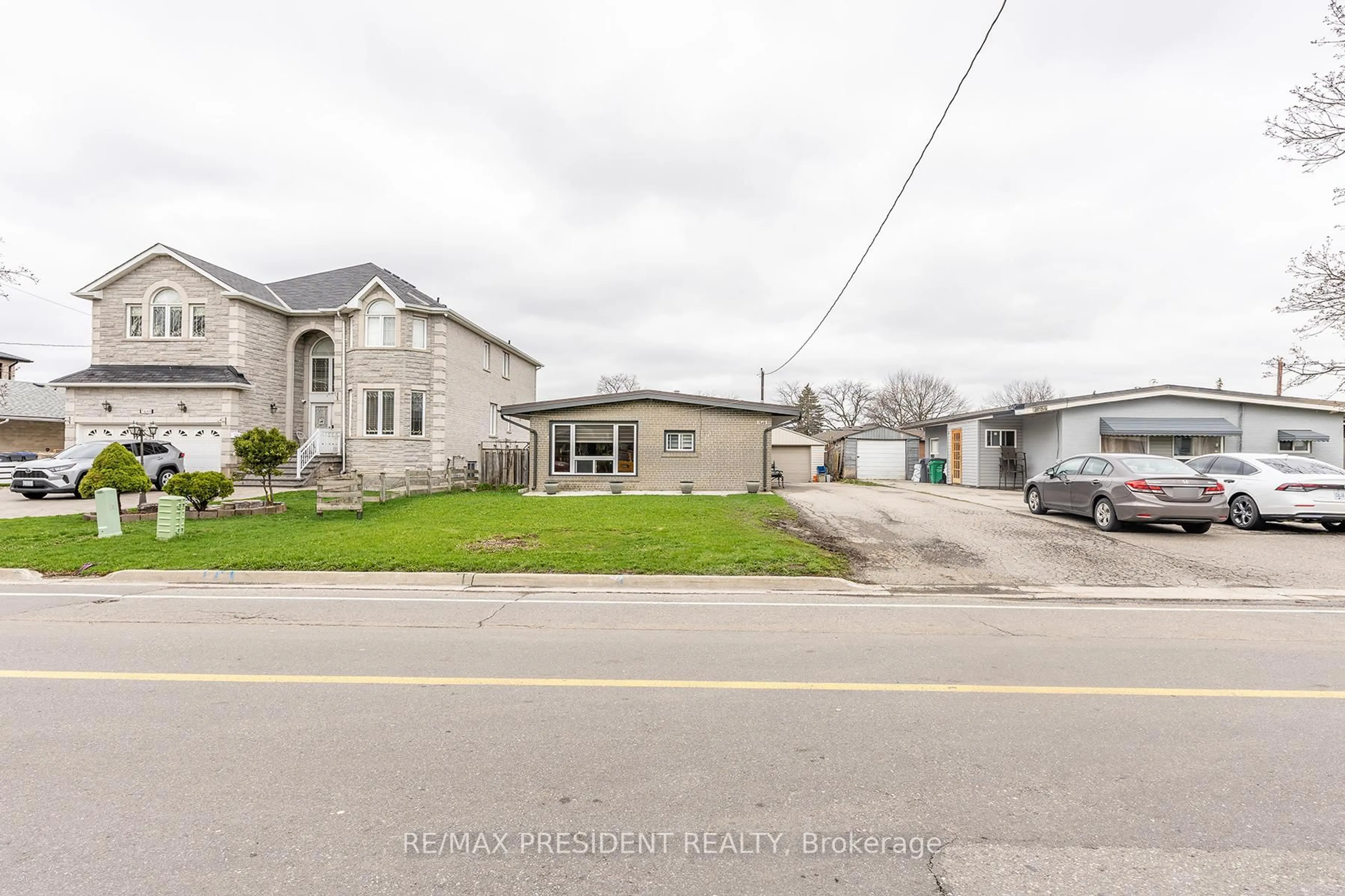 A pic from outside/outdoor area/front of a property/back of a property/a pic from drone, street for 7648 Redstone Rd, Mississauga Ontario L4T 2B9