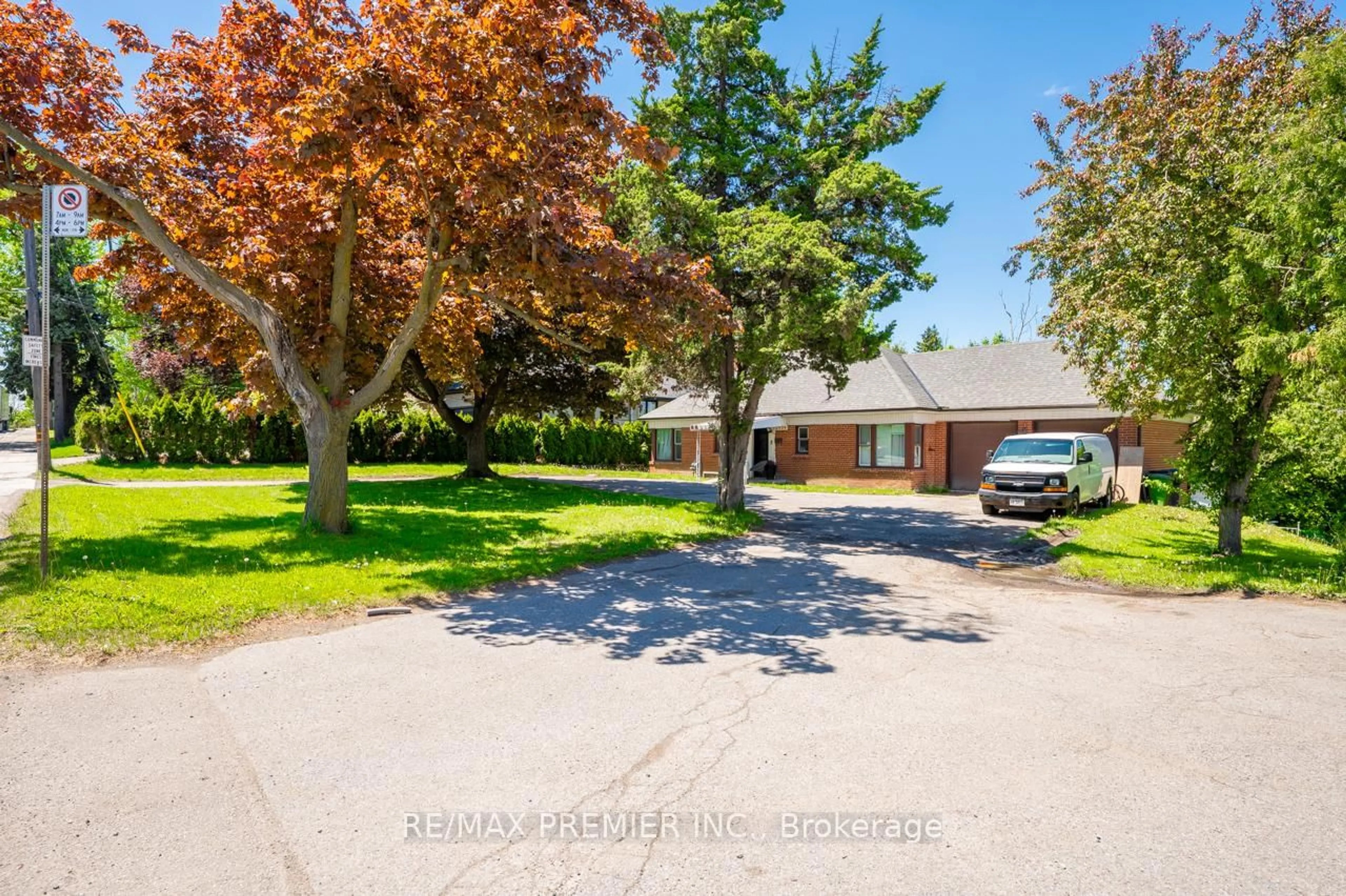 A pic from outside/outdoor area/front of a property/back of a property/a pic from drone, street for 2934 Weston Rd, Toronto Ontario M9M 2S7