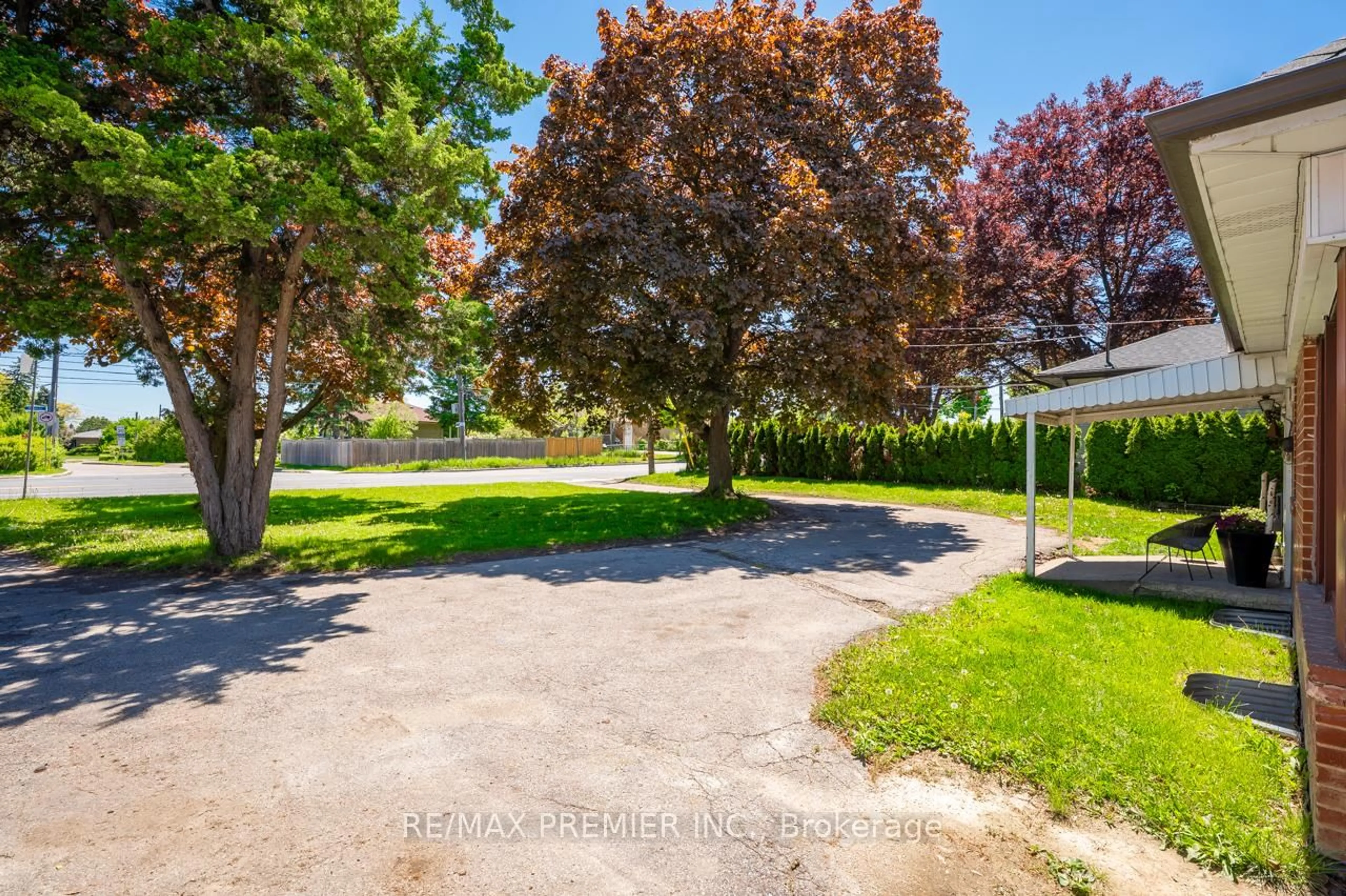 A pic from outside/outdoor area/front of a property/back of a property/a pic from drone, street for 2934 Weston Rd, Toronto Ontario M9M 2S7