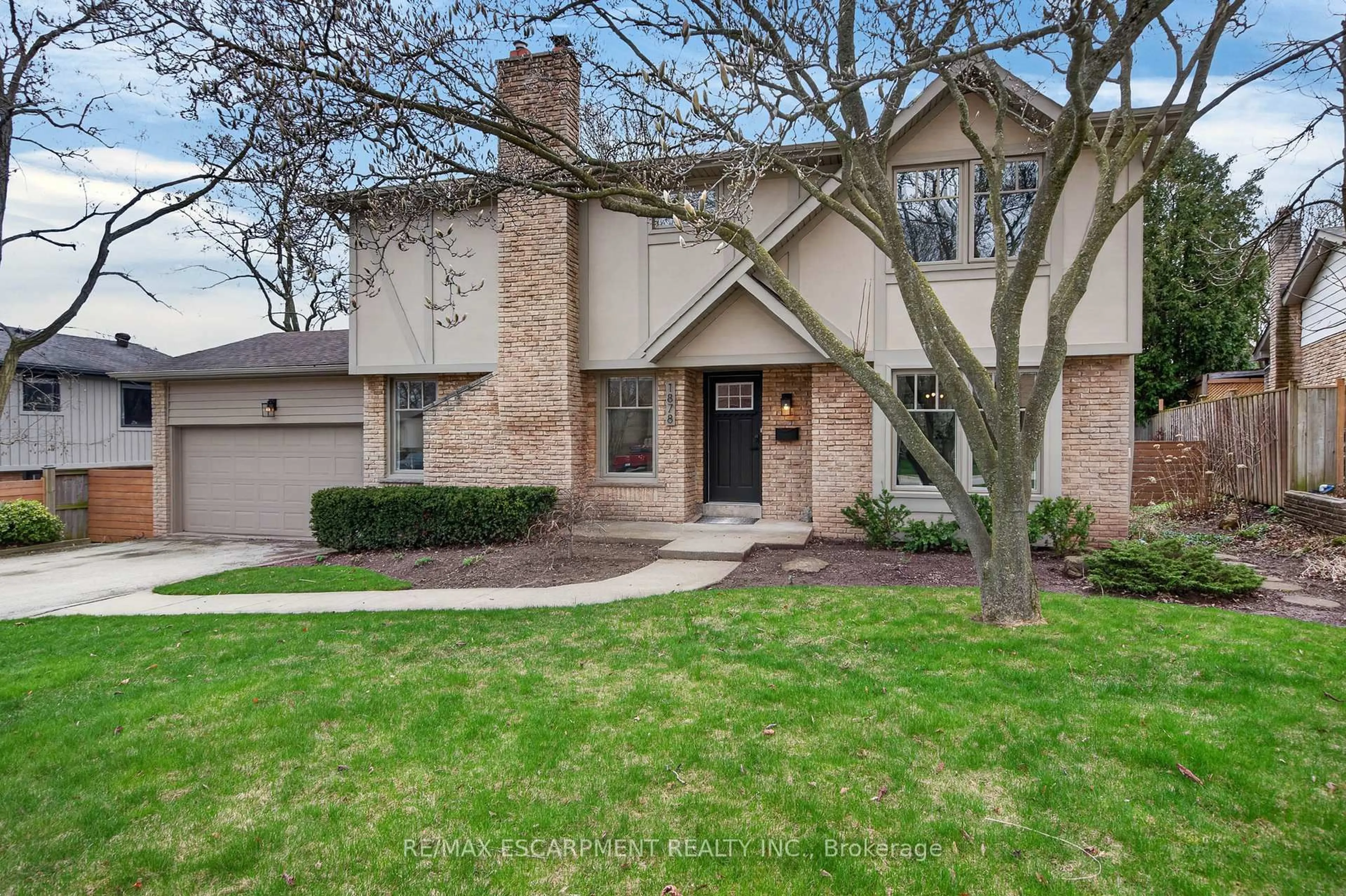 Home with brick exterior material, street for 1878 Heather Hills Dr, Burlington Ontario L7P 3A3