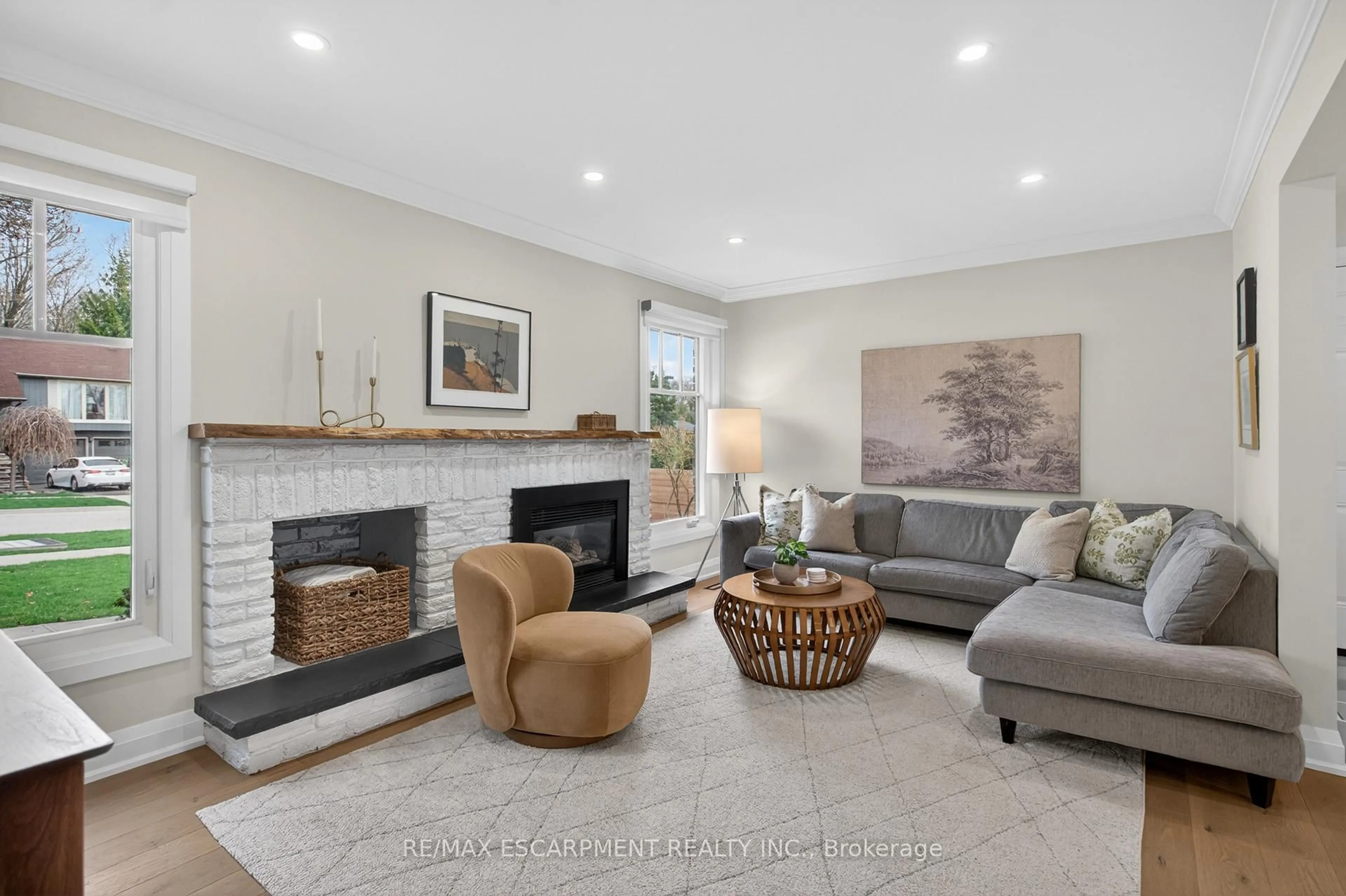 Living room with furniture, unknown for 1878 Heather Hills Dr, Burlington Ontario L7P 3A3