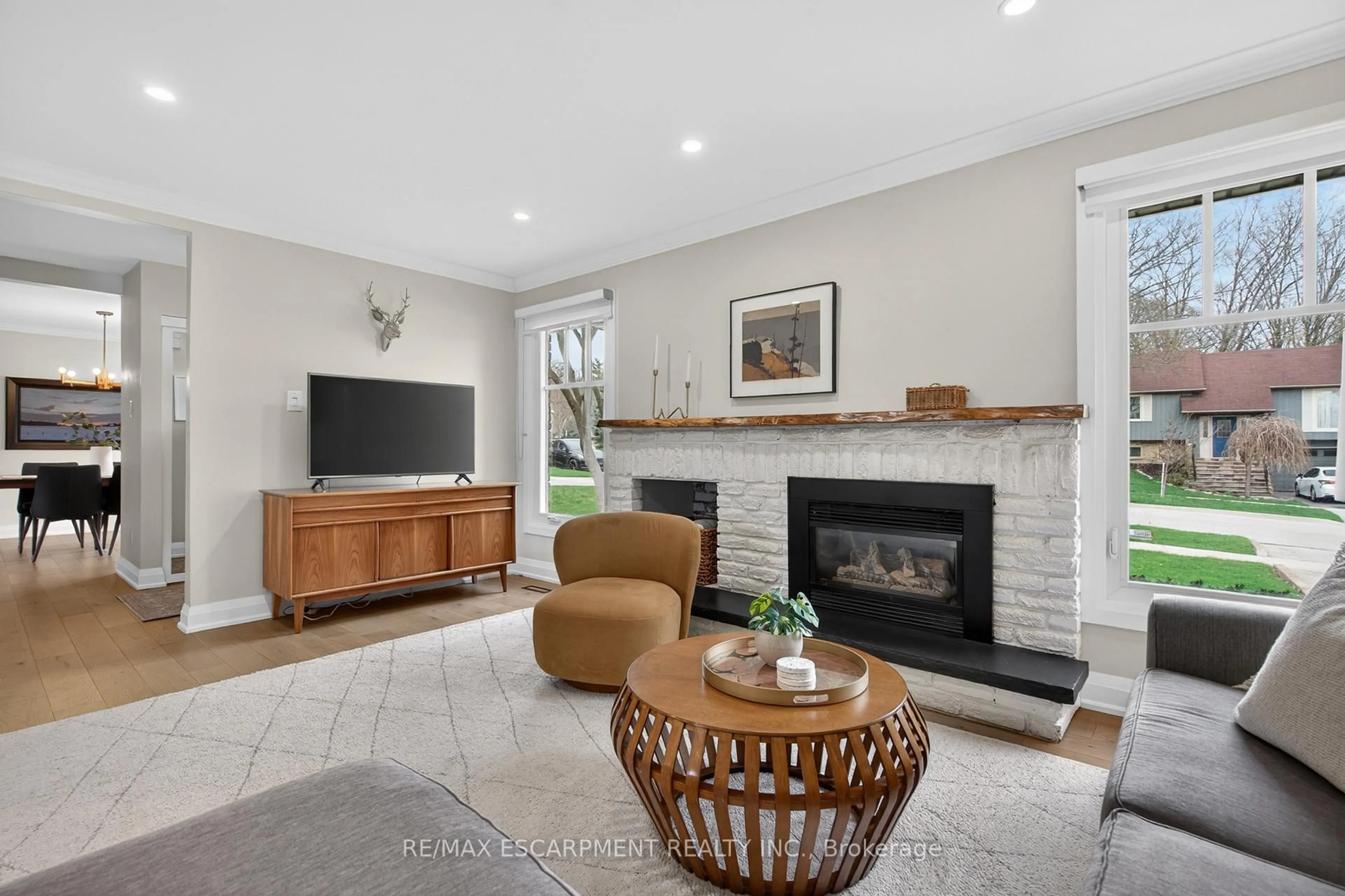 Living room with furniture, unknown for 1878 Heather Hills Dr, Burlington Ontario L7P 3A3