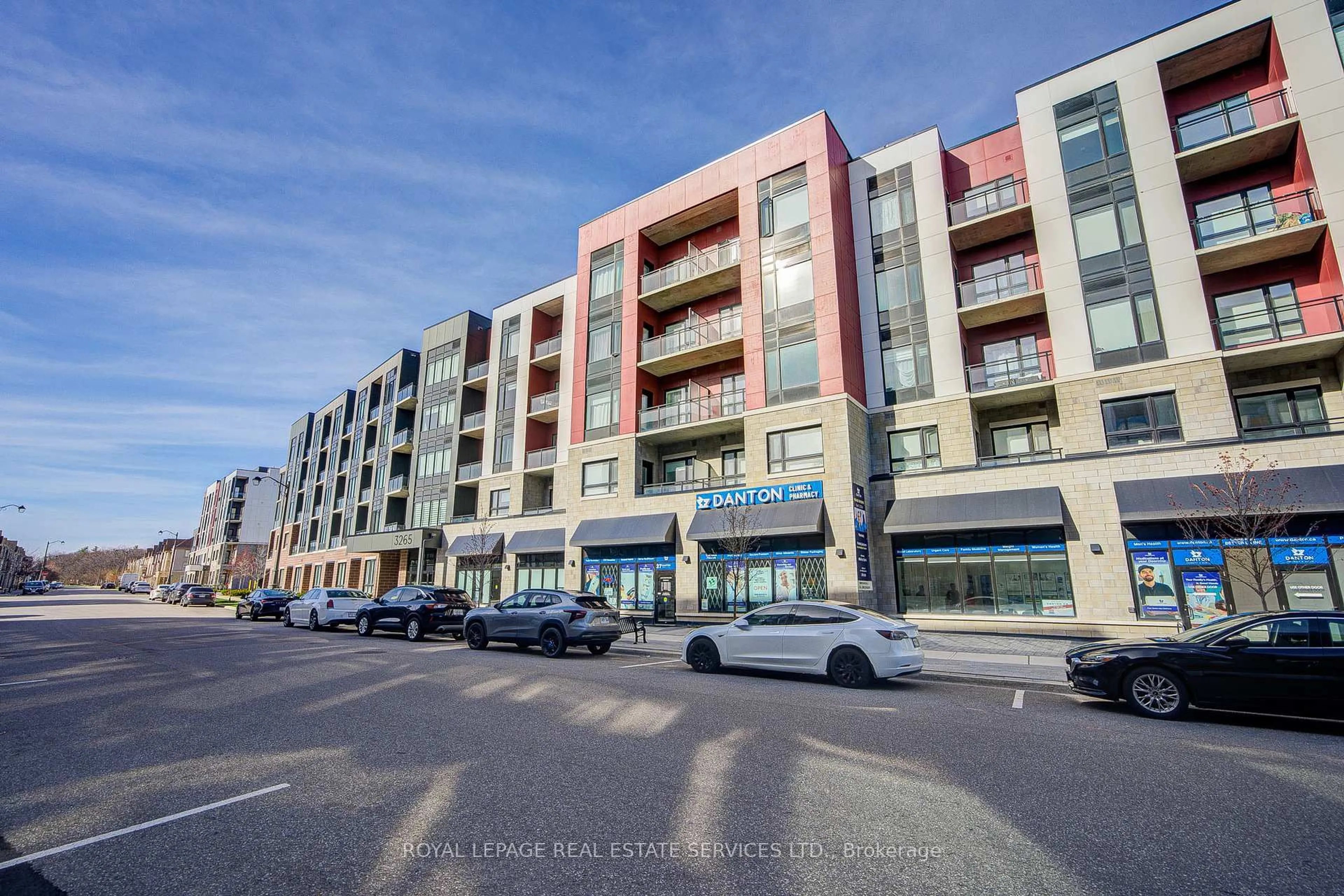 A pic from outside/outdoor area/front of a property/back of a property/a pic from drone, street for 3265 Carding Mill Tr #510, Oakville Ontario L6M 0W6