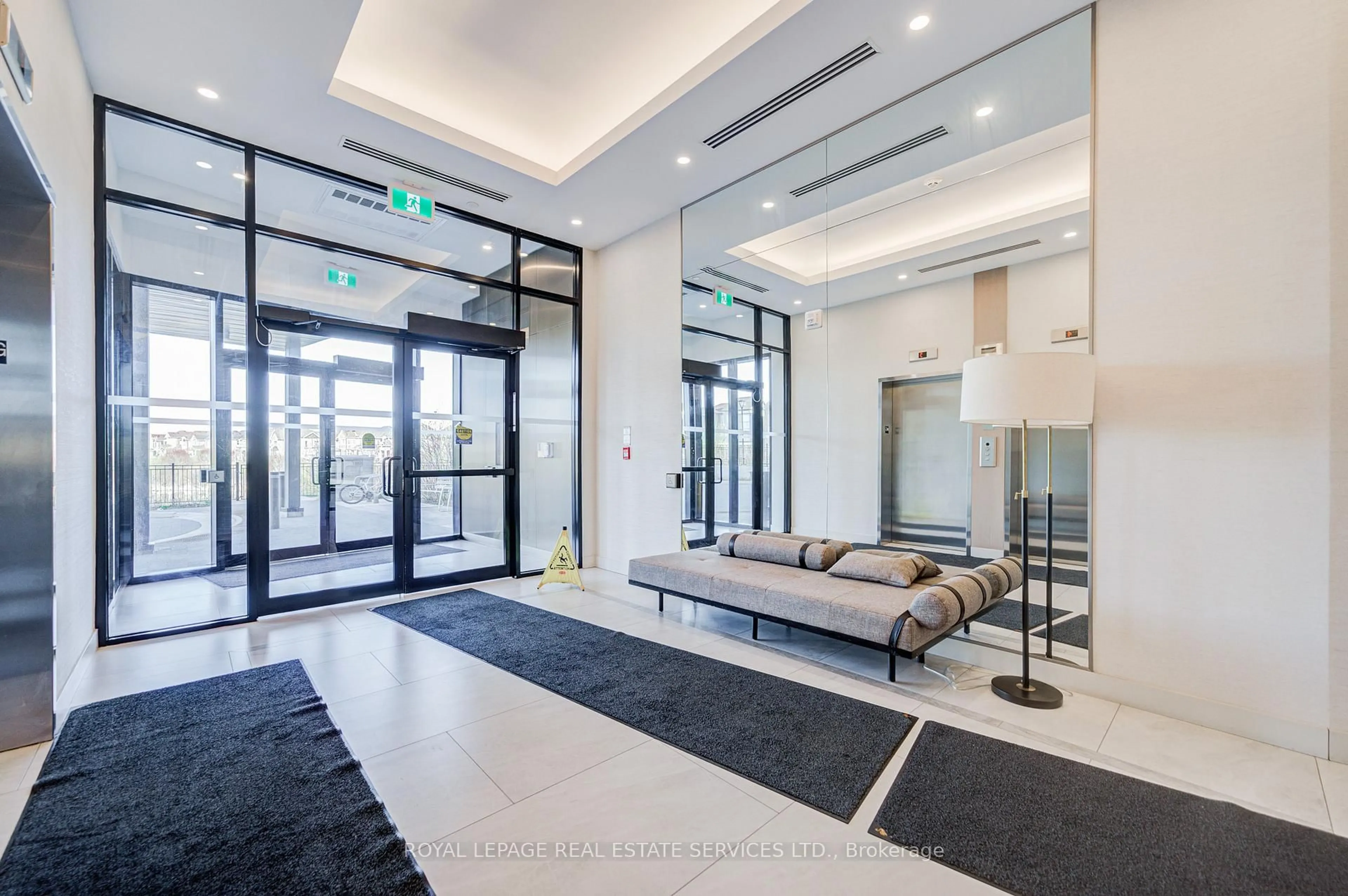 Indoor foyer for 3265 Carding Mill Tr #510, Oakville Ontario L6M 0W6