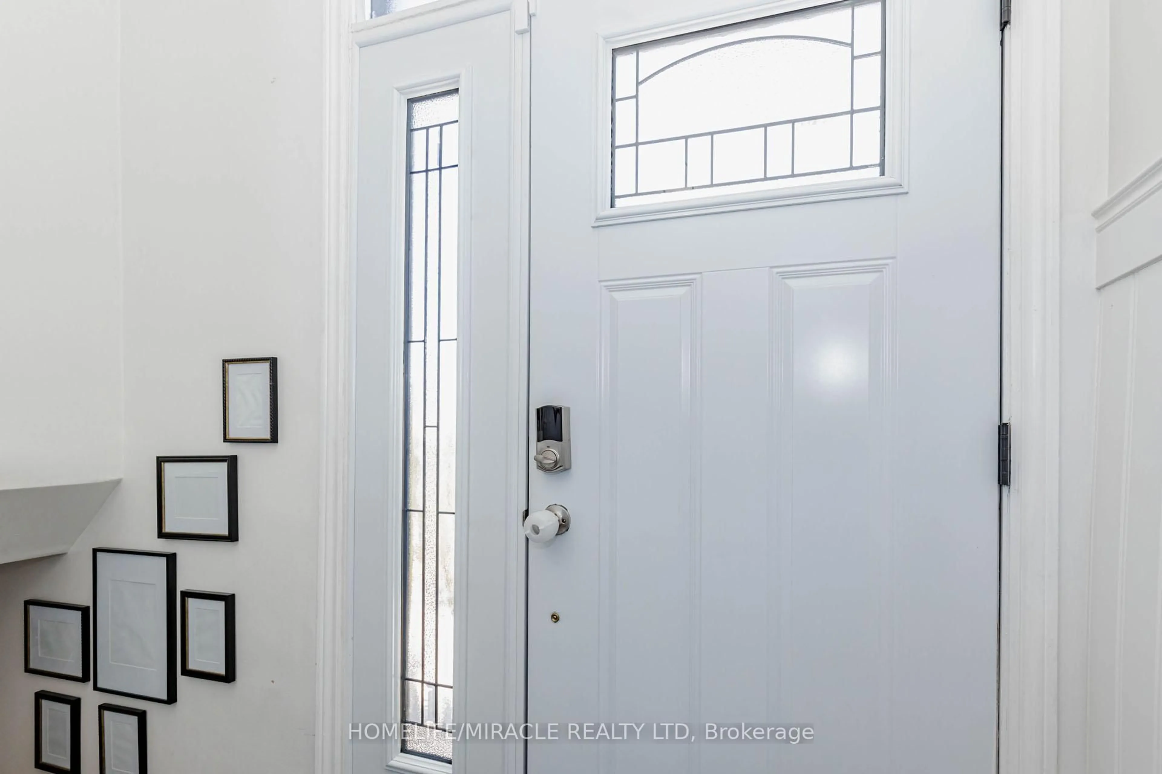 Indoor entryway for 403 Delrex Blvd, Halton Hills Ontario L7G 4H8