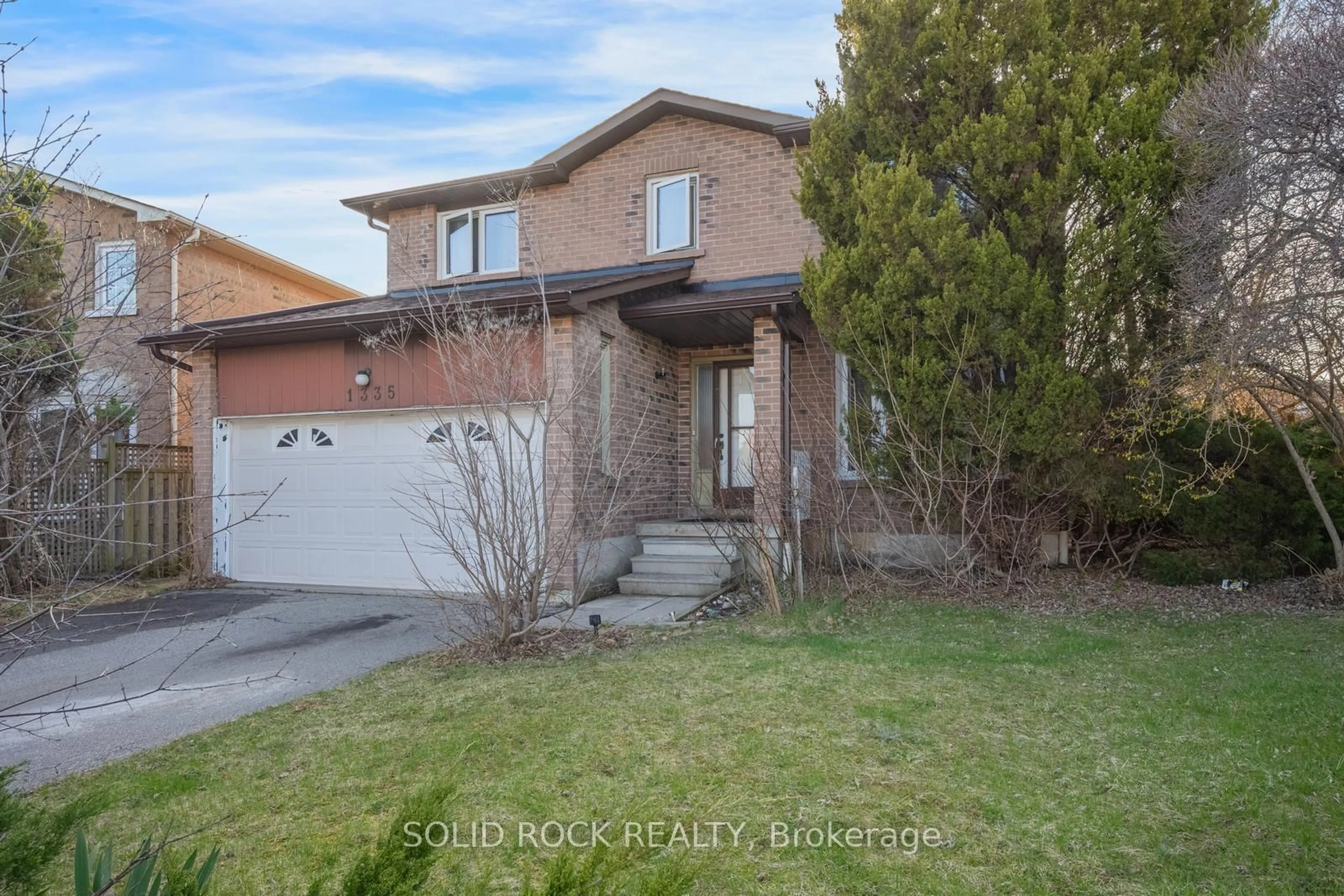 A pic from outside/outdoor area/front of a property/back of a property/a pic from drone, street for 1335 Quinpool Crt, Mississauga Ontario L5C 4J3