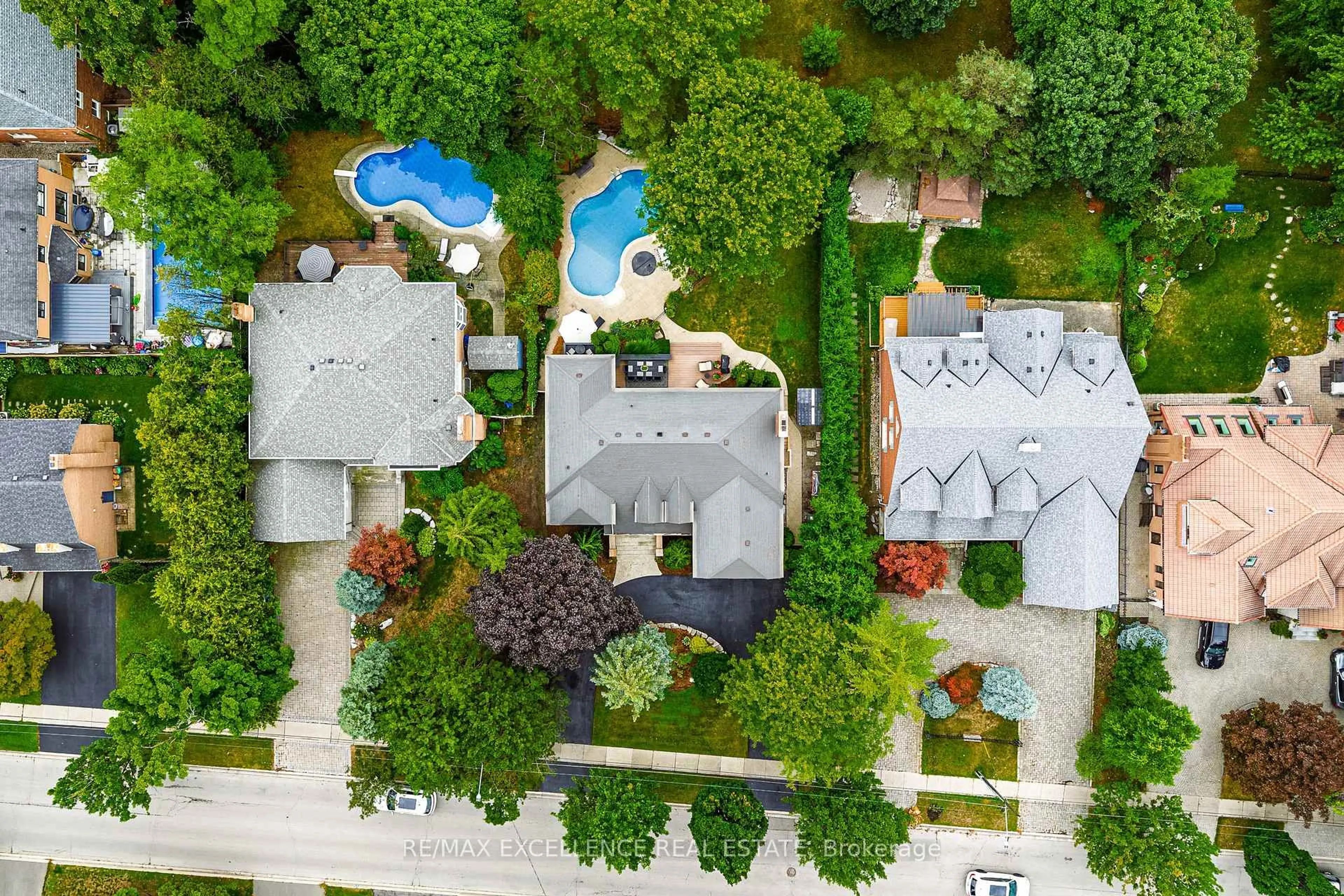 A pic from outside/outdoor area/front of a property/back of a property/a pic from drone, street for 2446 Hammond Rd, Mississauga Ontario L5K 1T2
