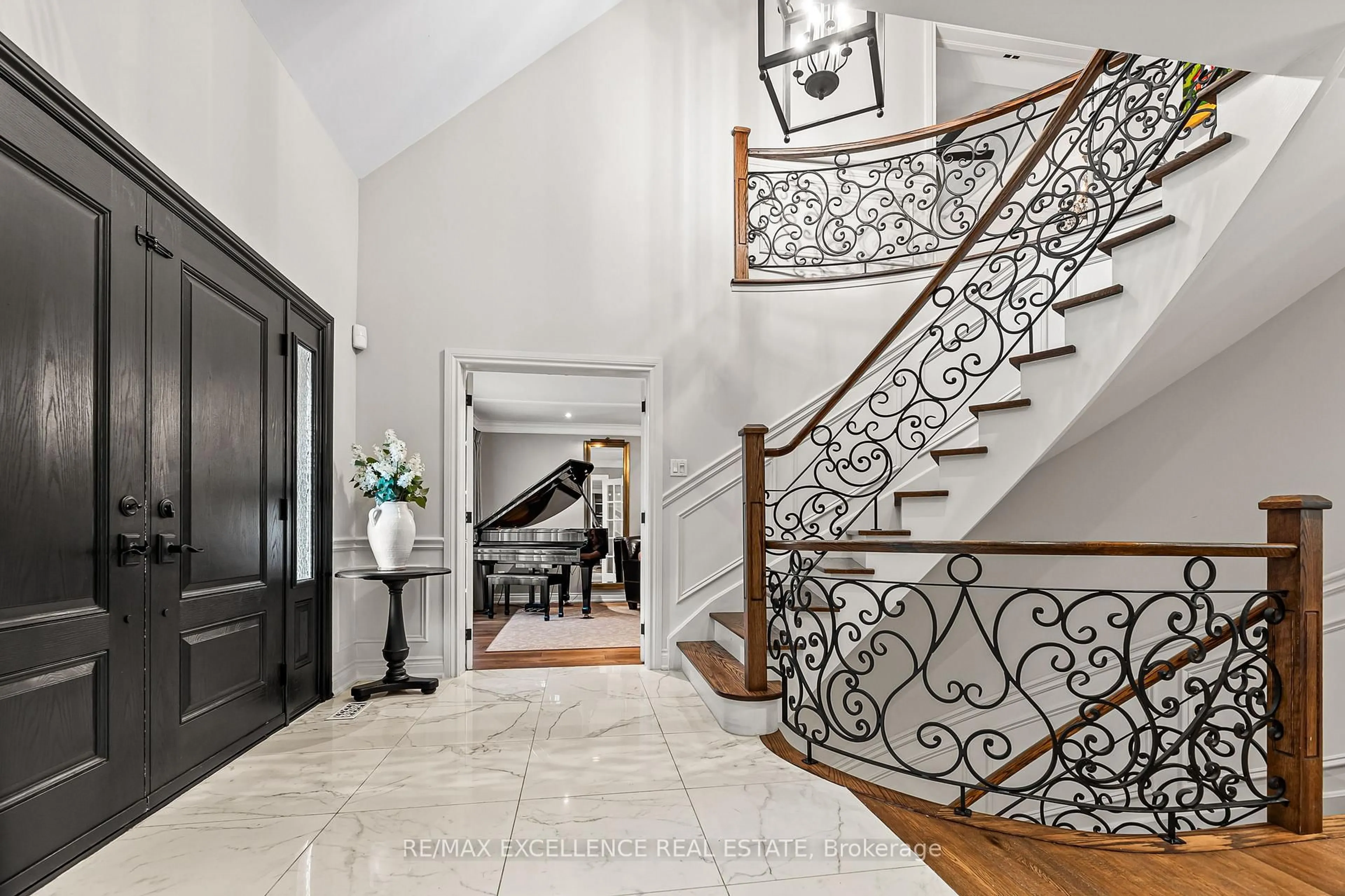 Indoor entryway for 2446 Hammond Rd, Mississauga Ontario L5K 1T2