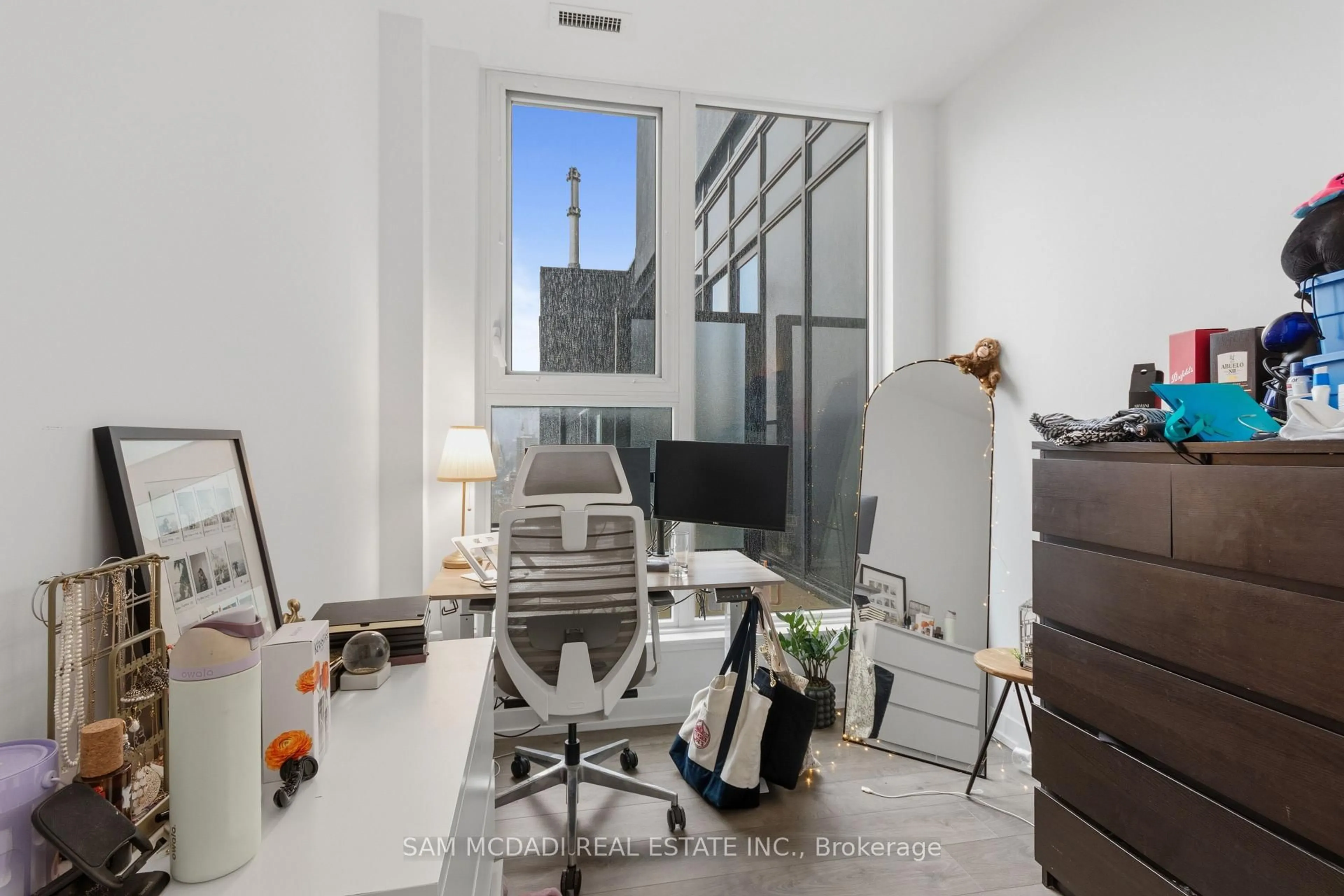 A pic of a room for 270 Dufferin St #PH01, Toronto Ontario M6K 0H8