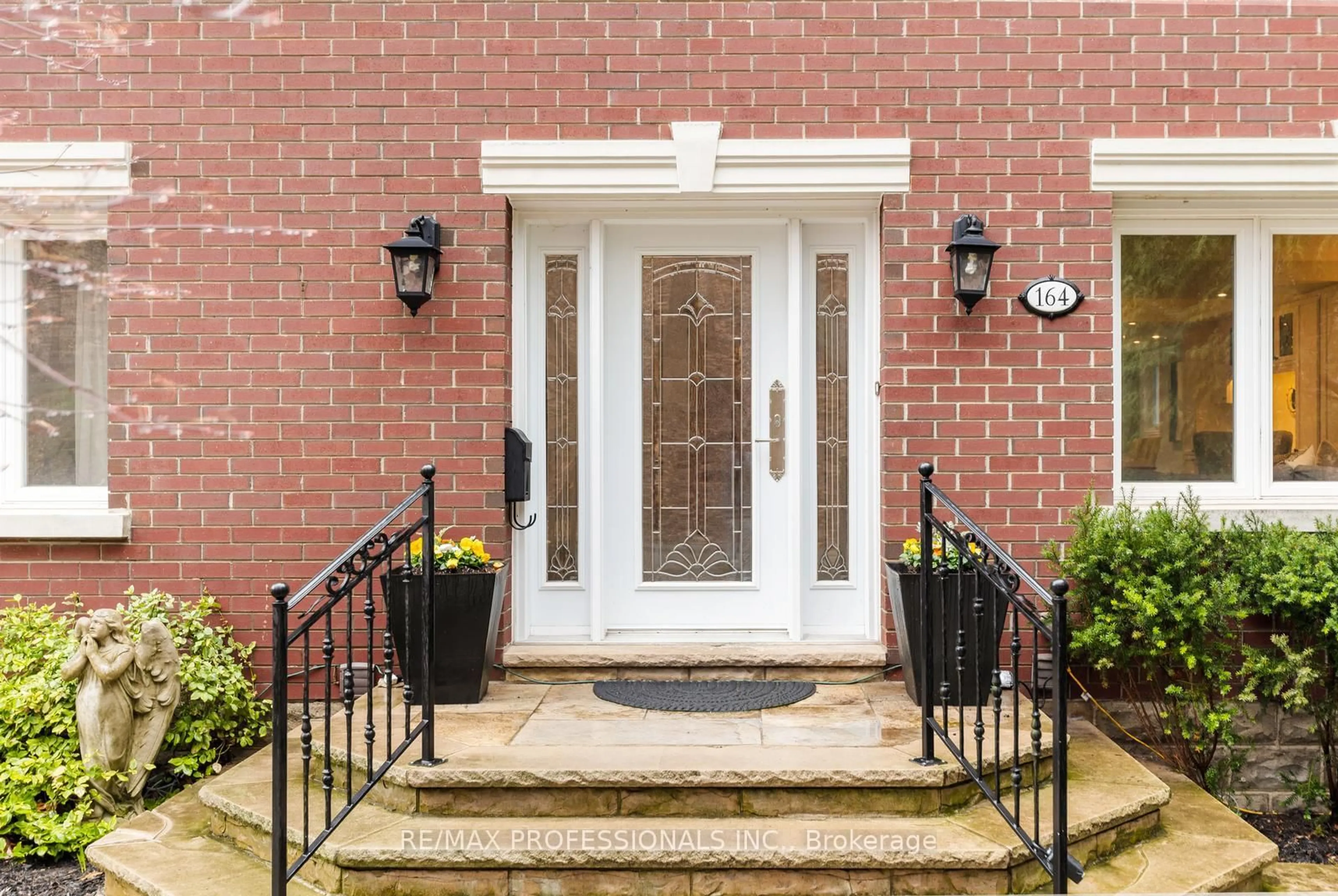 Indoor entryway for 164 Morningside Ave, Toronto Ontario M6S 1E3