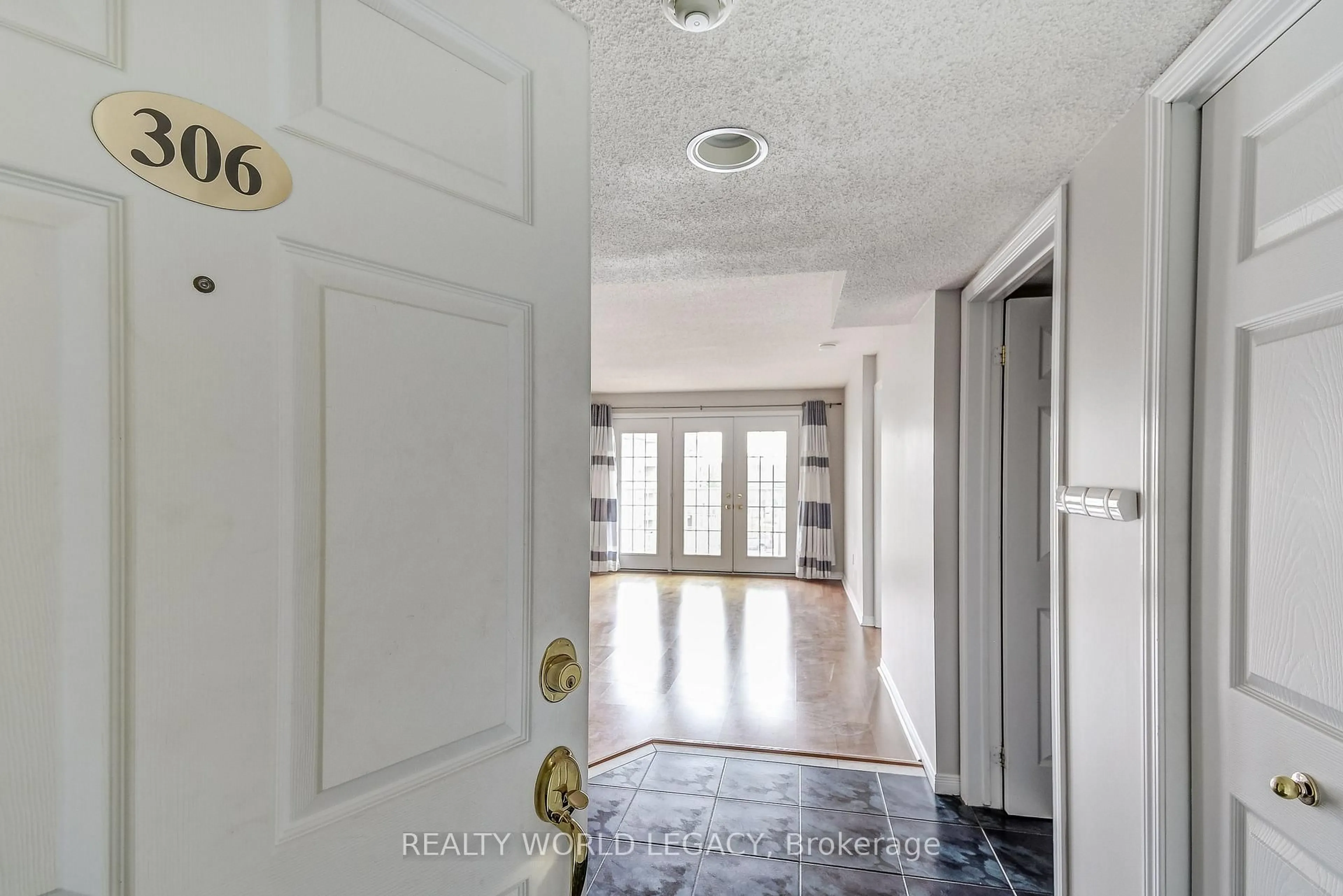 Indoor entryway for 216 Plains Rd #306E, Burlington Ontario L7T 4K8