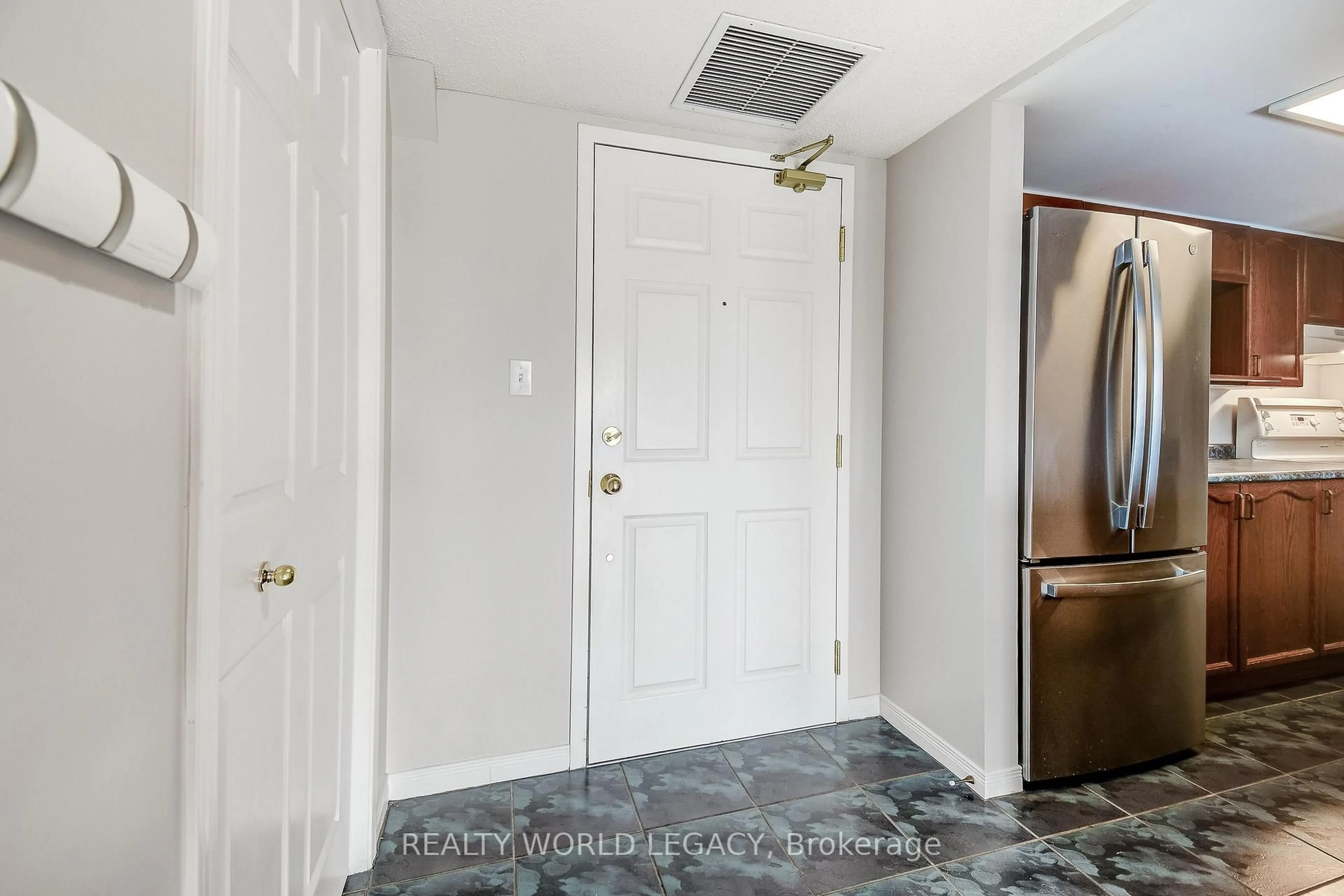 Indoor entryway for 216 Plains Rd #306E, Burlington Ontario L7T 4K8