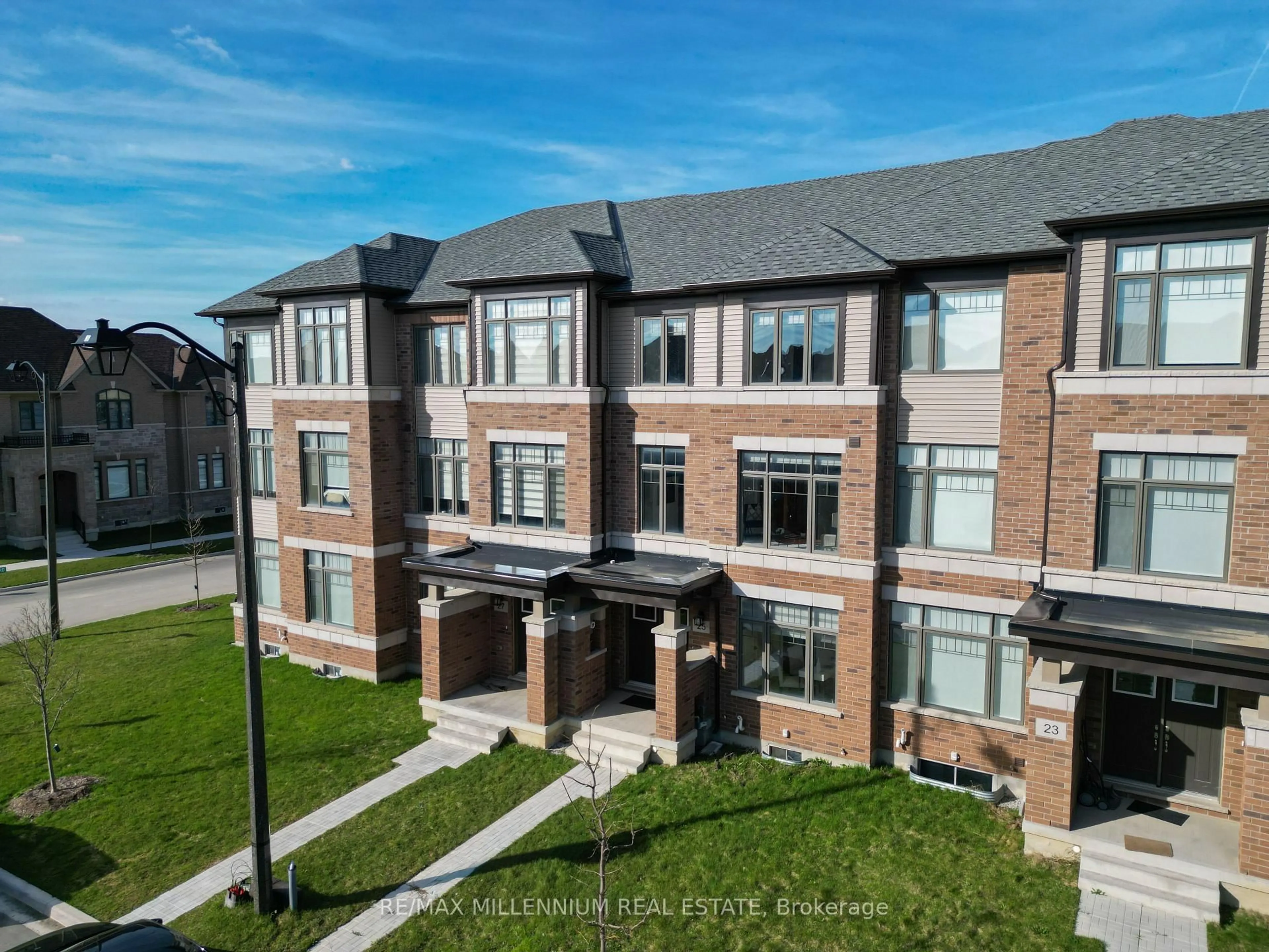 A pic from outside/outdoor area/front of a property/back of a property/a pic from drone, building for 25 Lipscott Dr, Caledon Ontario L7C 4J7