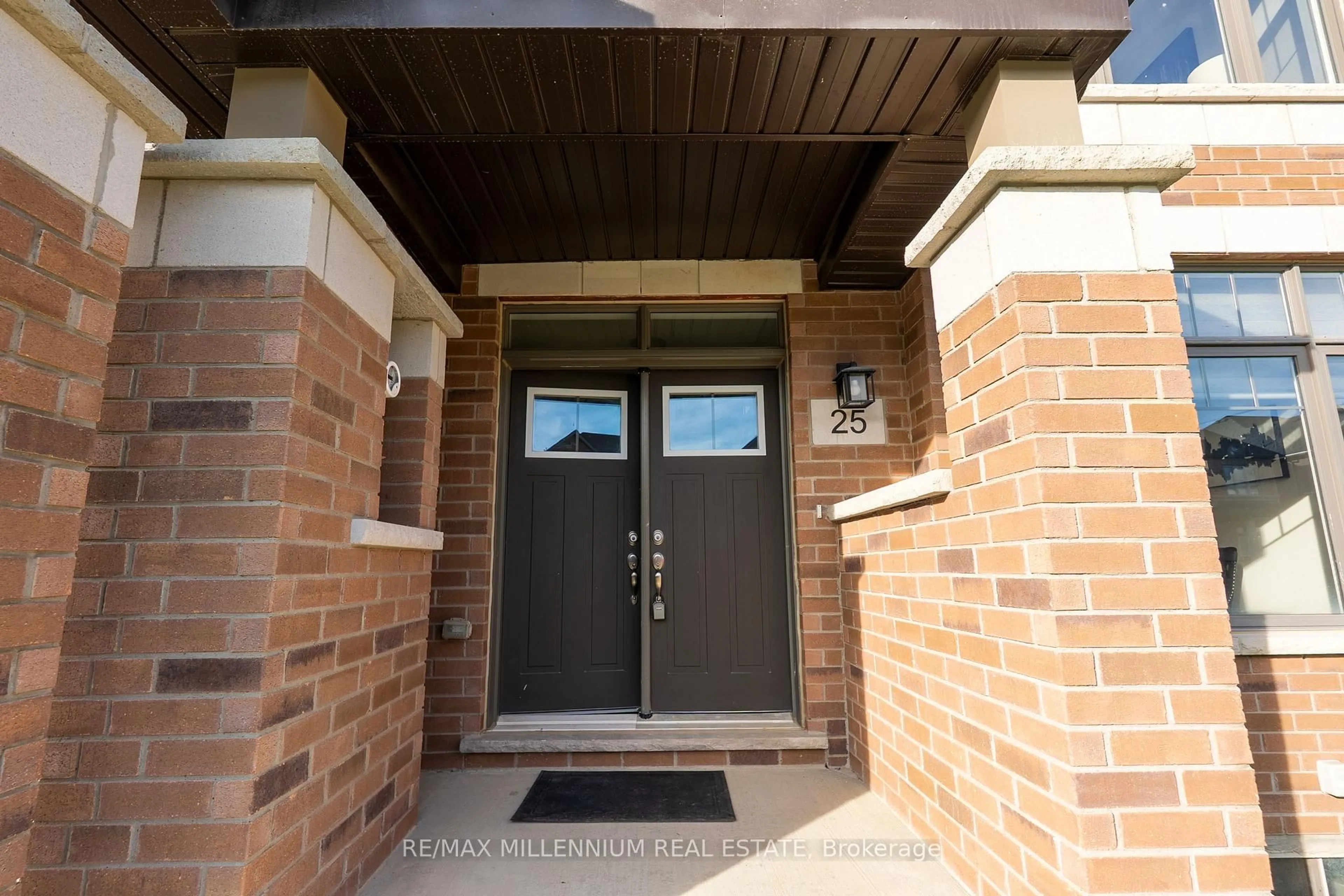 Indoor entryway for 25 Lipscott Dr, Caledon Ontario L7C 4J7