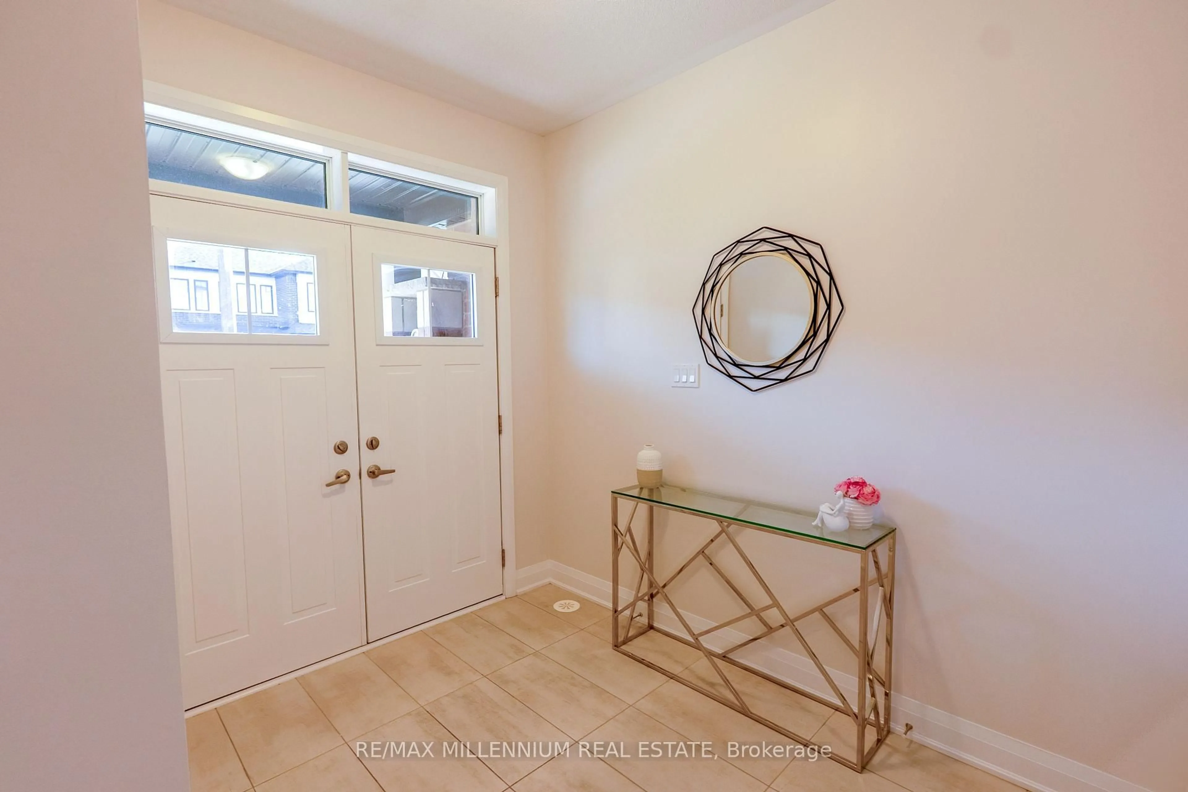 Indoor entryway for 25 Lipscott Dr, Caledon Ontario L7C 4J7