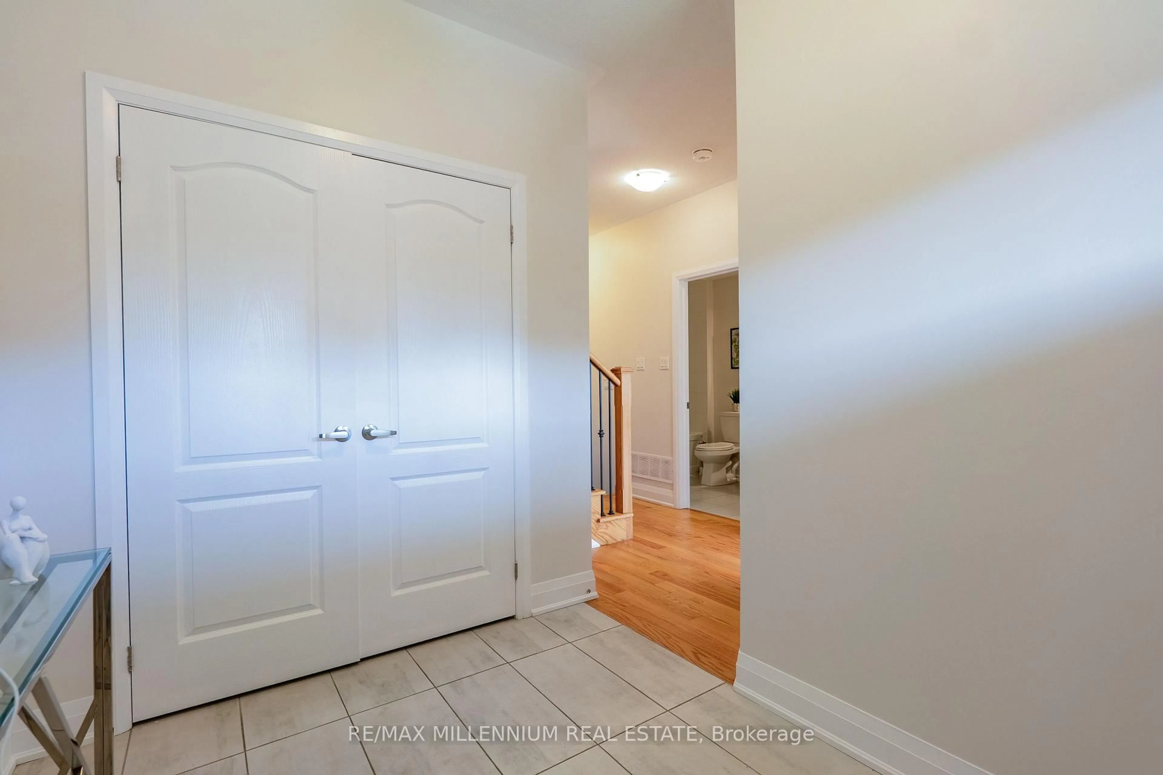 Indoor entryway for 25 Lipscott Dr, Caledon Ontario L7C 4J7