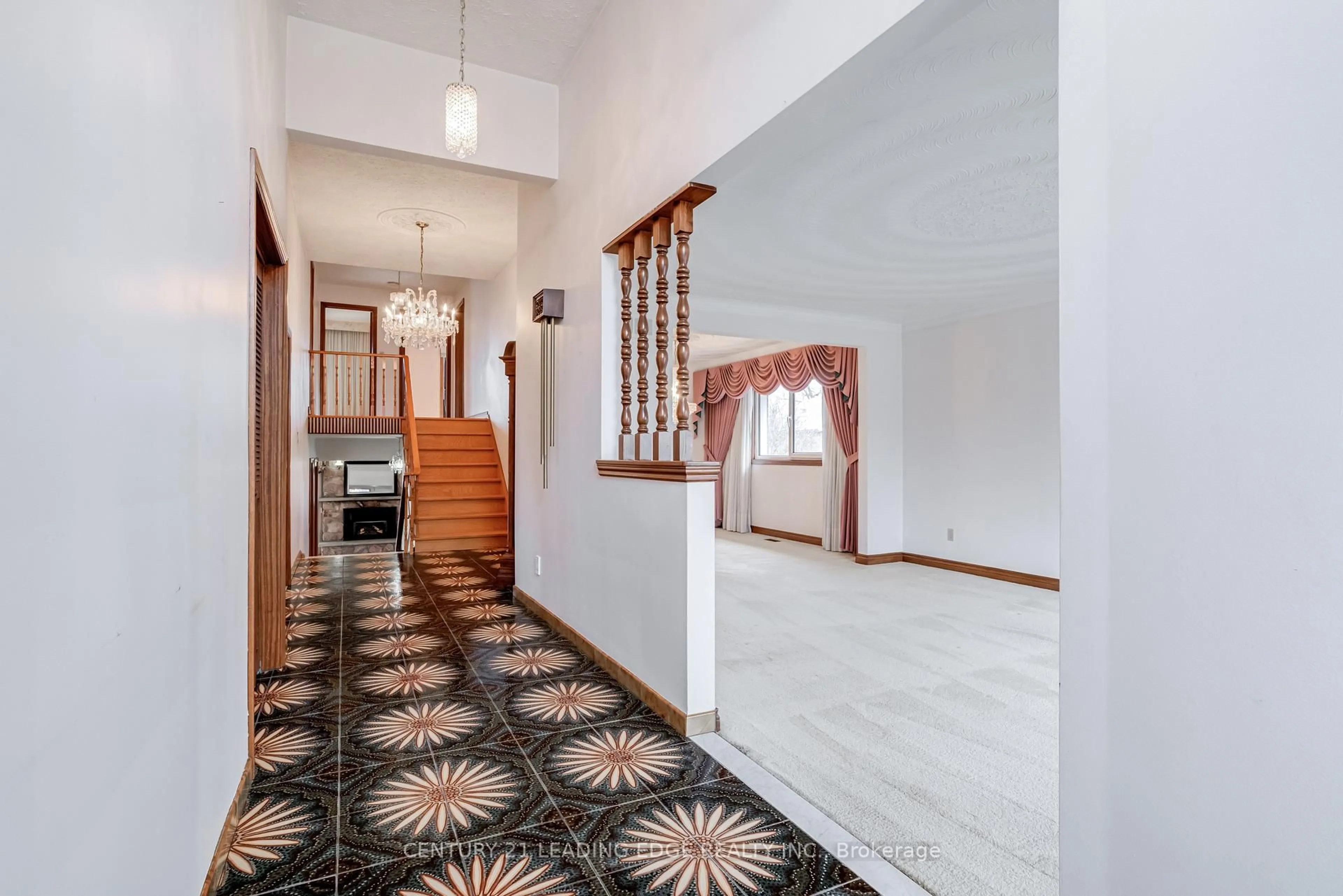 Indoor foyer for 704 Hillman Cres, Mississauga Ontario L4Y 2J2