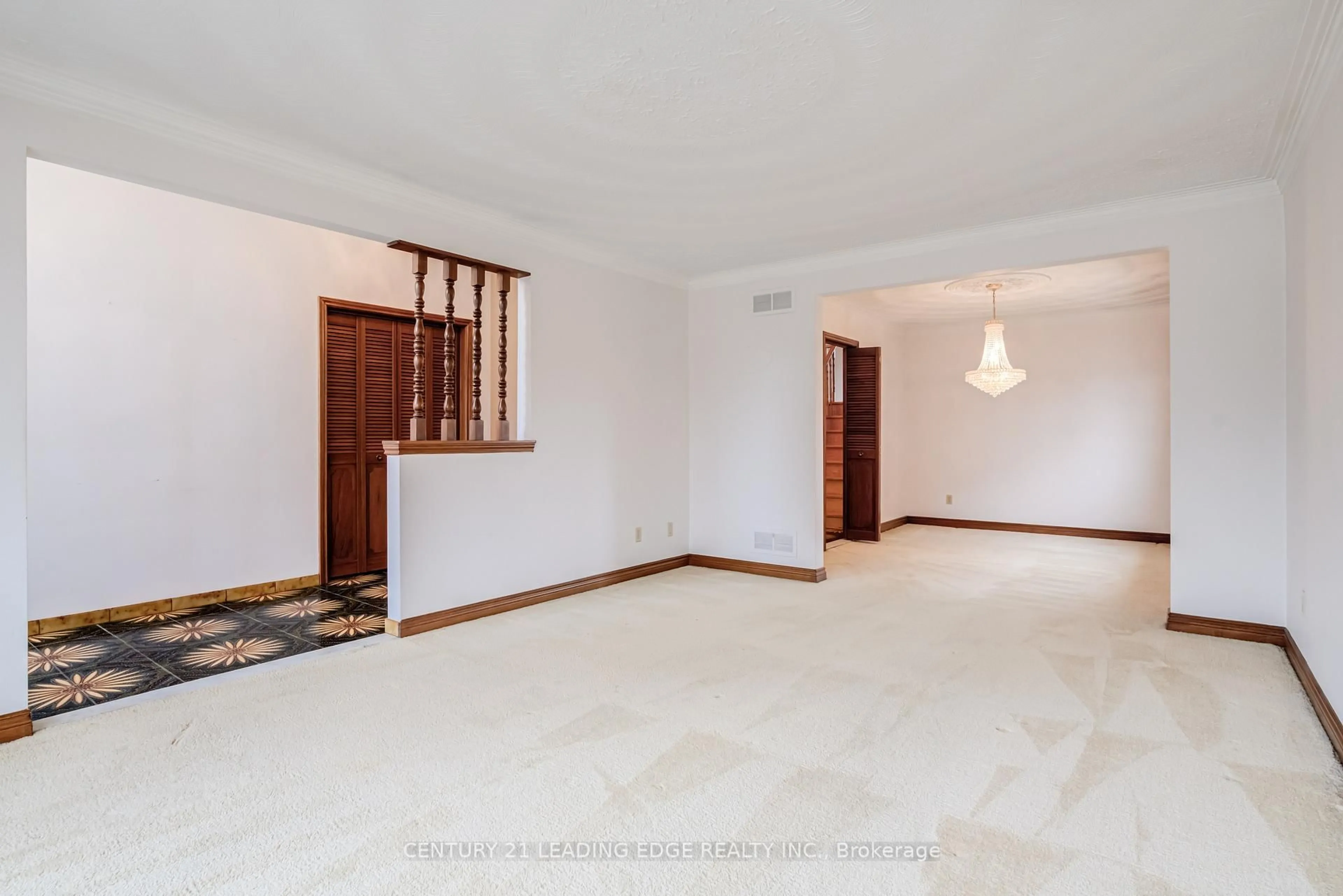 Indoor foyer for 704 Hillman Cres, Mississauga Ontario L4Y 2J2