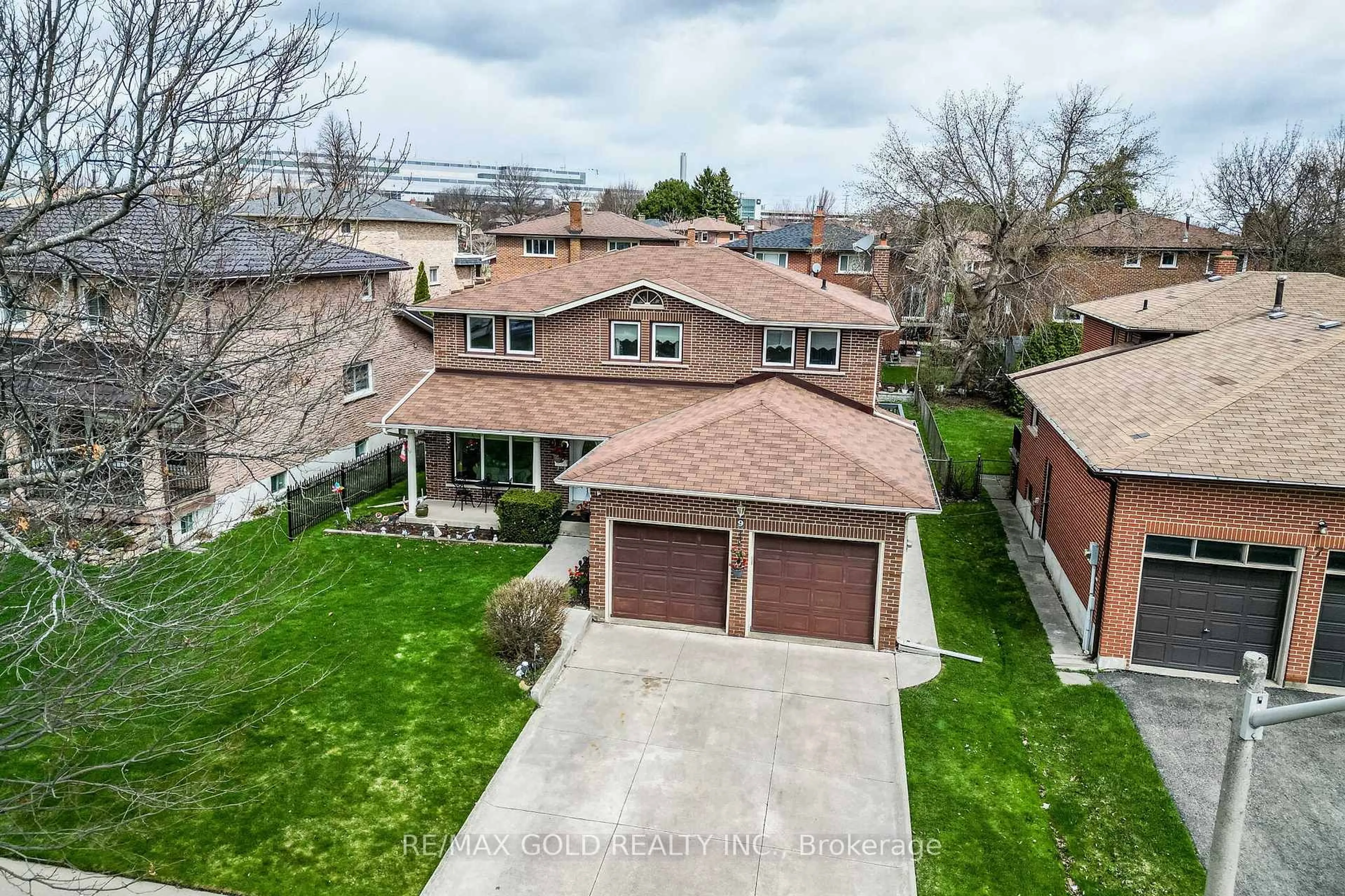 A pic from outside/outdoor area/front of a property/back of a property/a pic from drone, street for 9 Princeton Terr, Brampton Ontario L6S 3S4