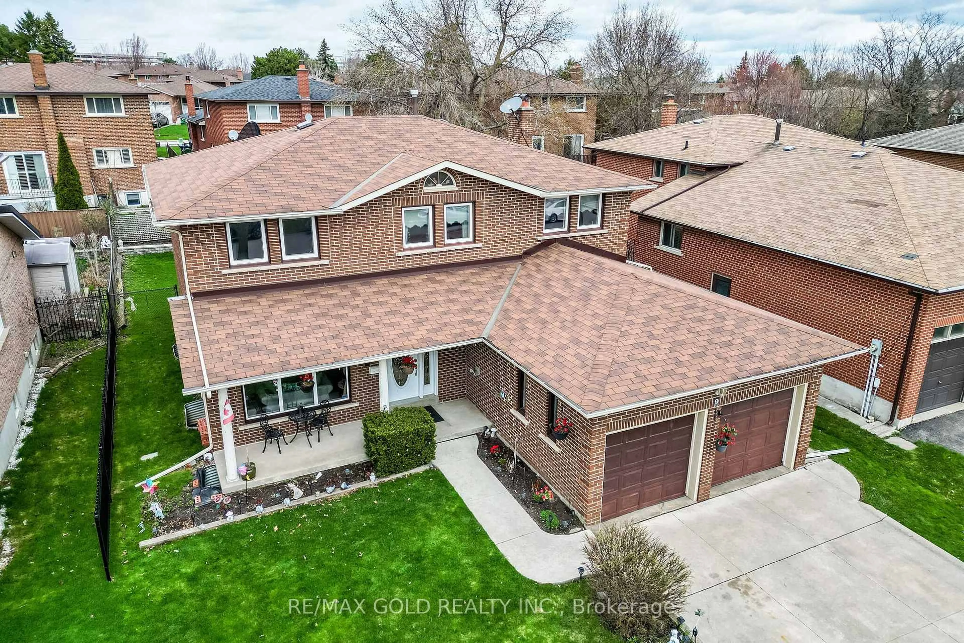 A pic from outside/outdoor area/front of a property/back of a property/a pic from drone, street for 9 Princeton Terr, Brampton Ontario L6S 3S4