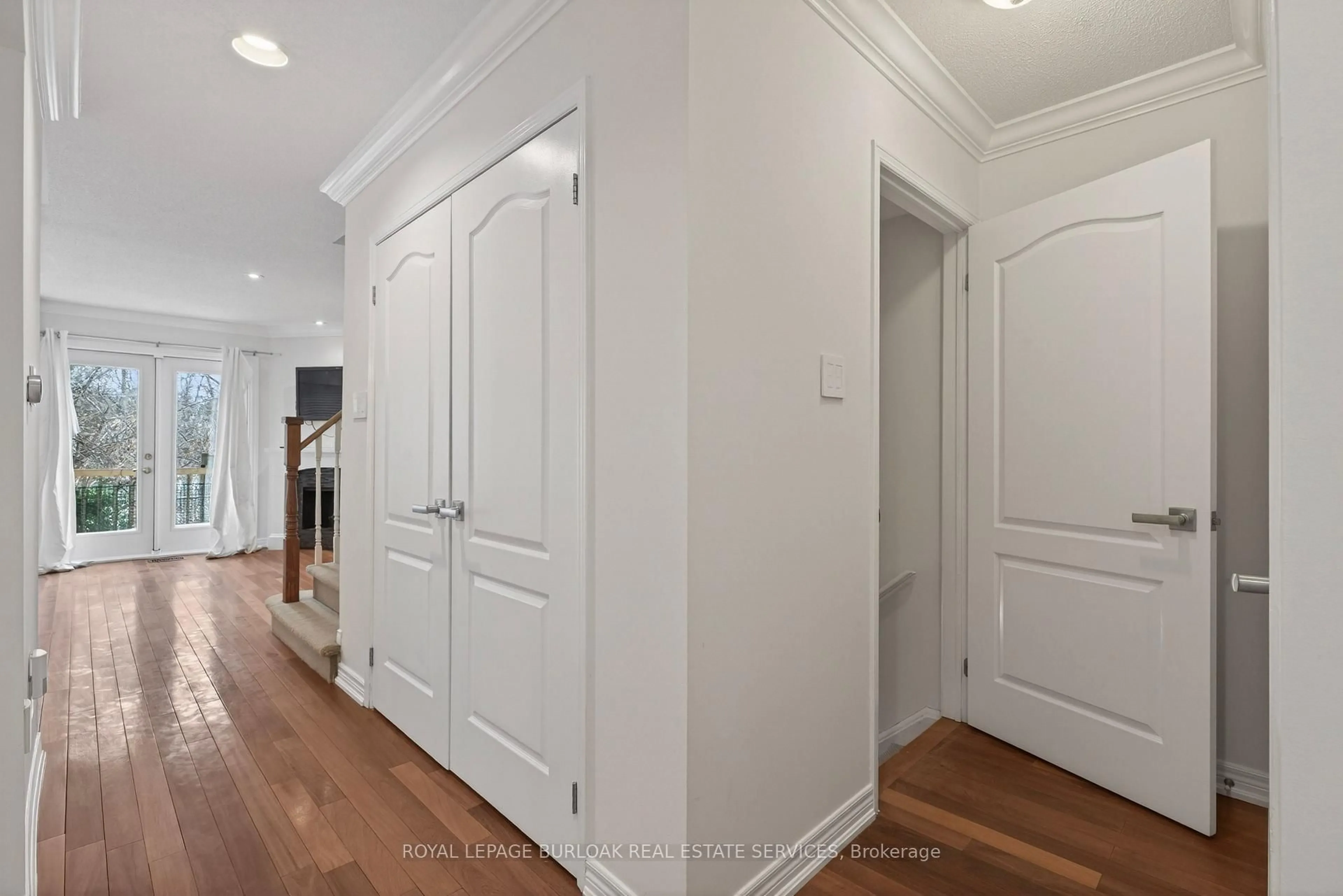 Indoor entryway for 2065 Sixth Line #11, Oakville Ontario L6H 5R8